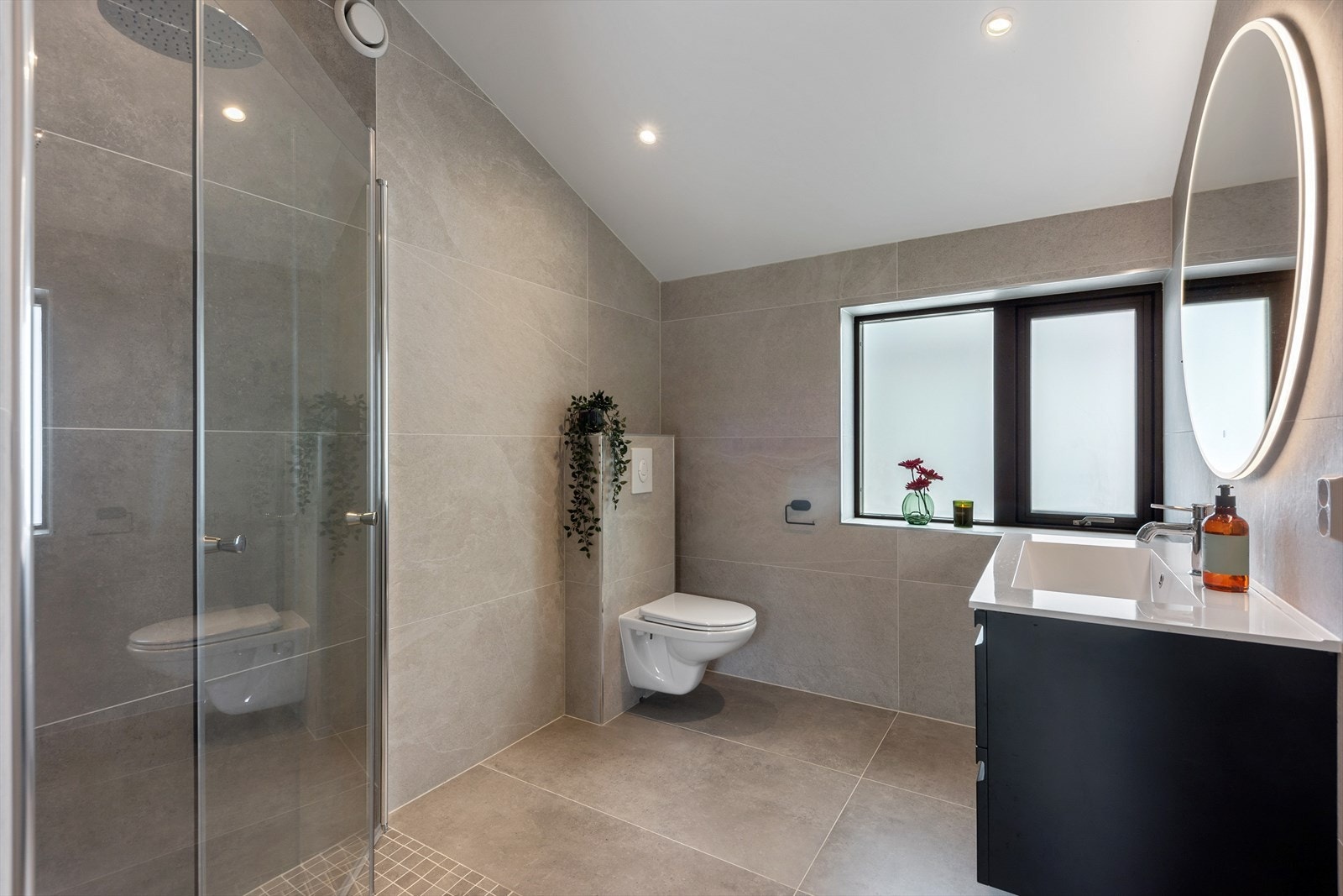 I 2.etasje er det også et delikat flislagt baderom Galleribilde