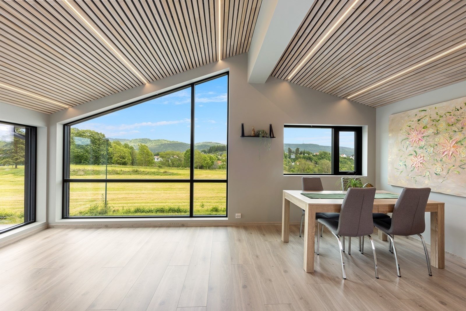 Legg merke til takhøyden og de store vinduene som slipper inn masse naturlig lys Galleribilde