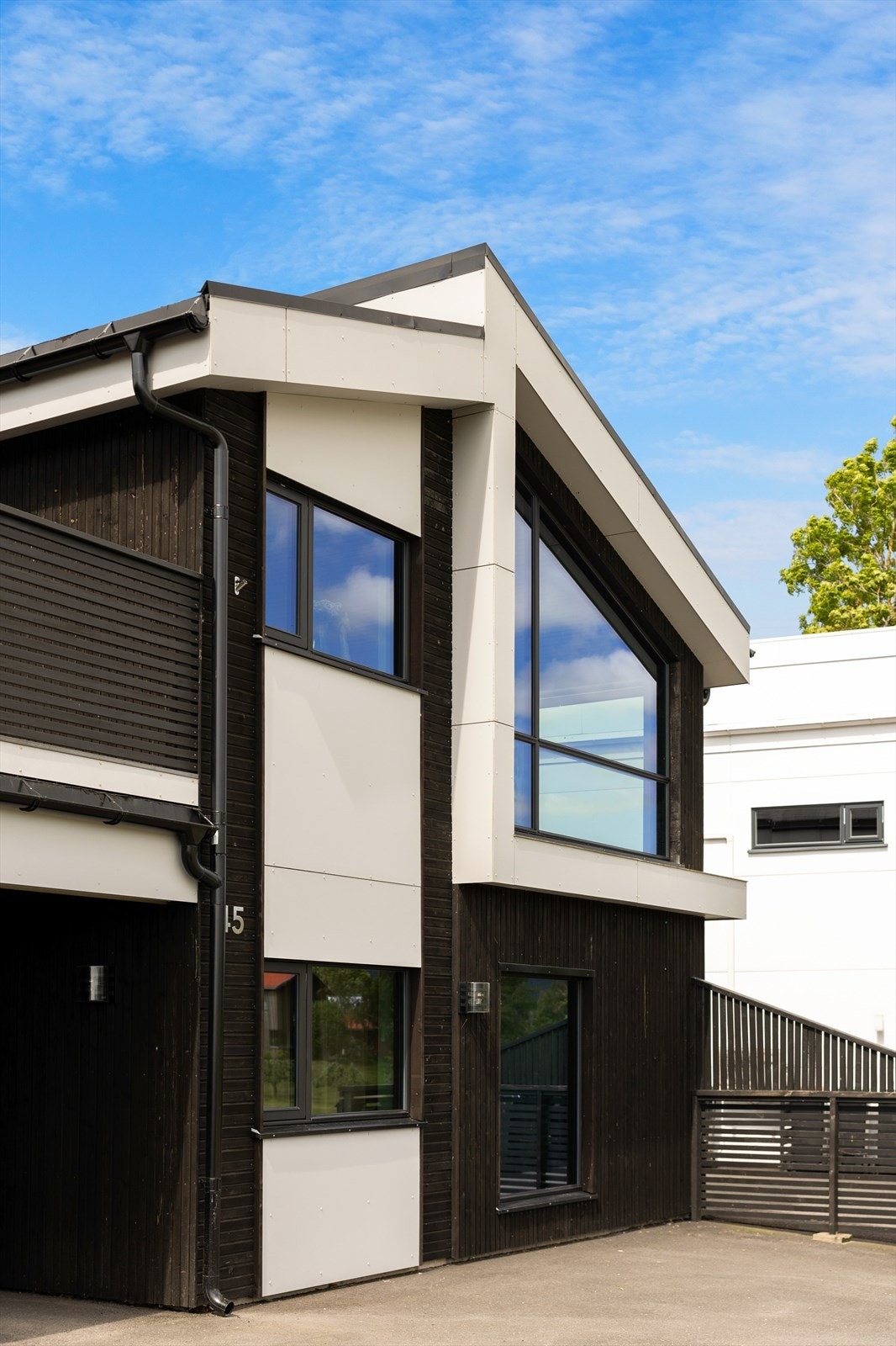 Utvendig har fasaden et fint inntrykk med bruk av forskjellige materialvalg Galleribilde