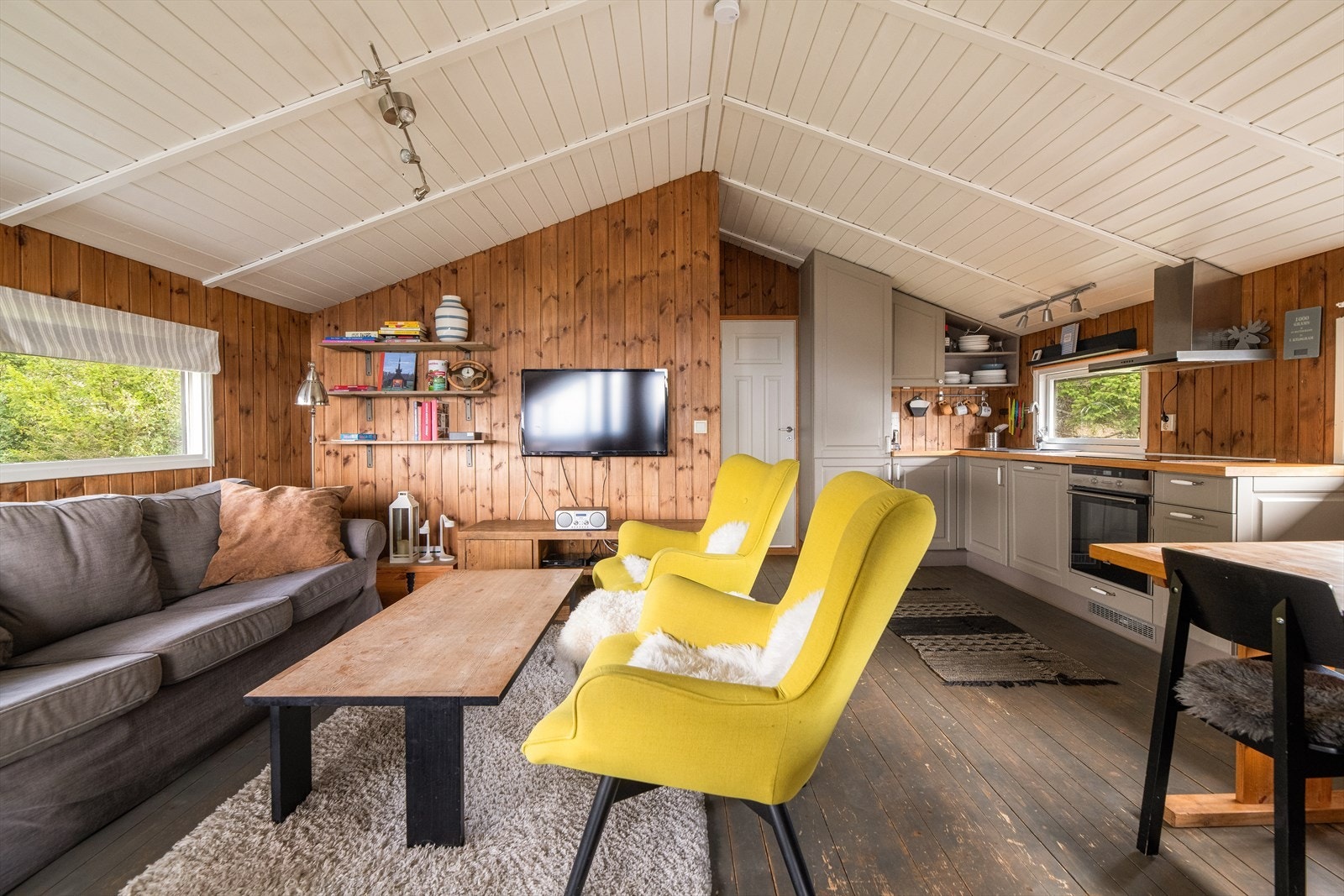 Stua og kjøkkenet har en fin, åpen løsning og god takhøyde som gir en luftig følelse. Galleribilde