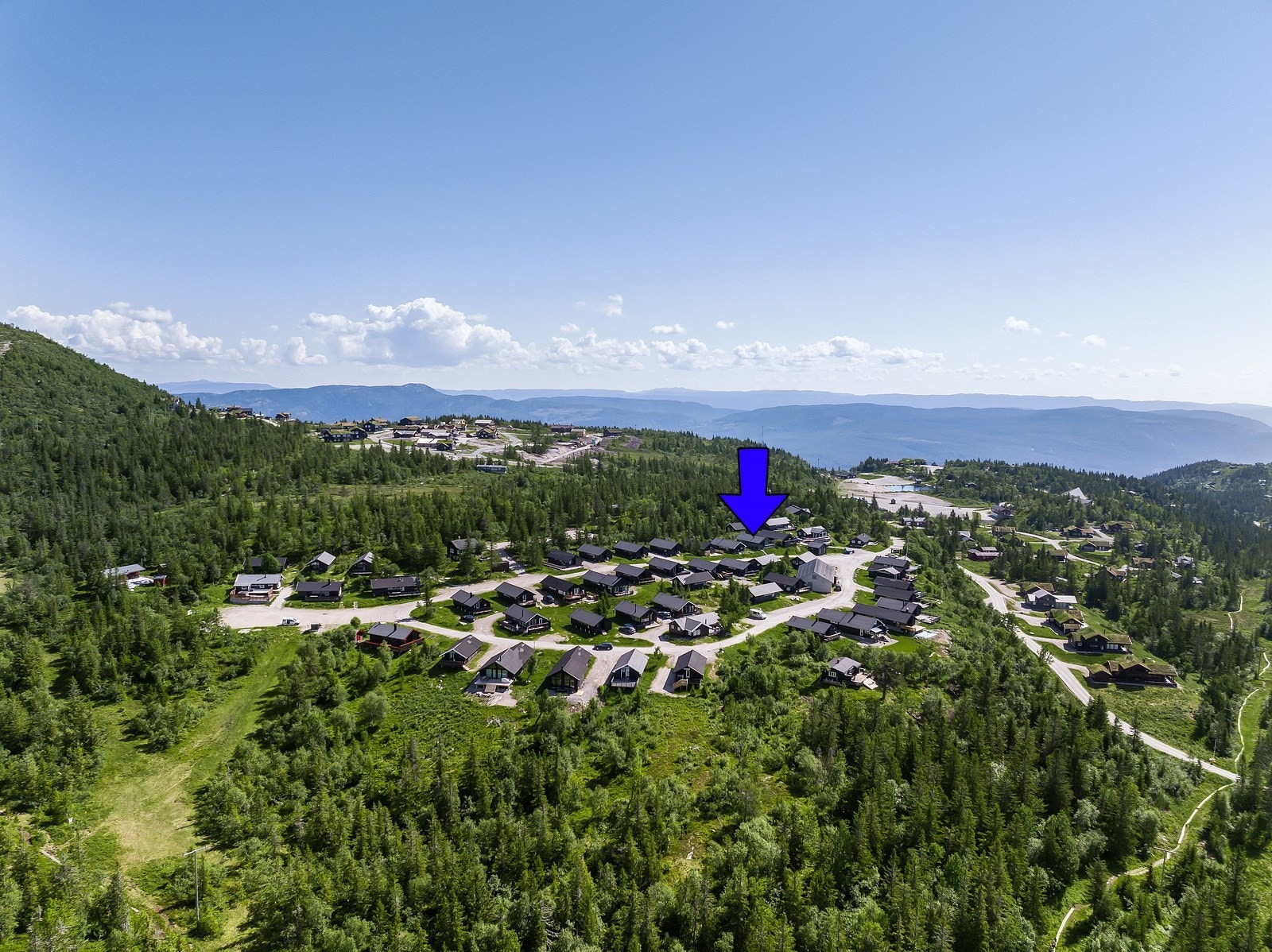 Det er bilvei helt frem med P-plass nedenfor, som gjør det lett å komme seg frem til hytta en sein fredagskveld. Galleribilde