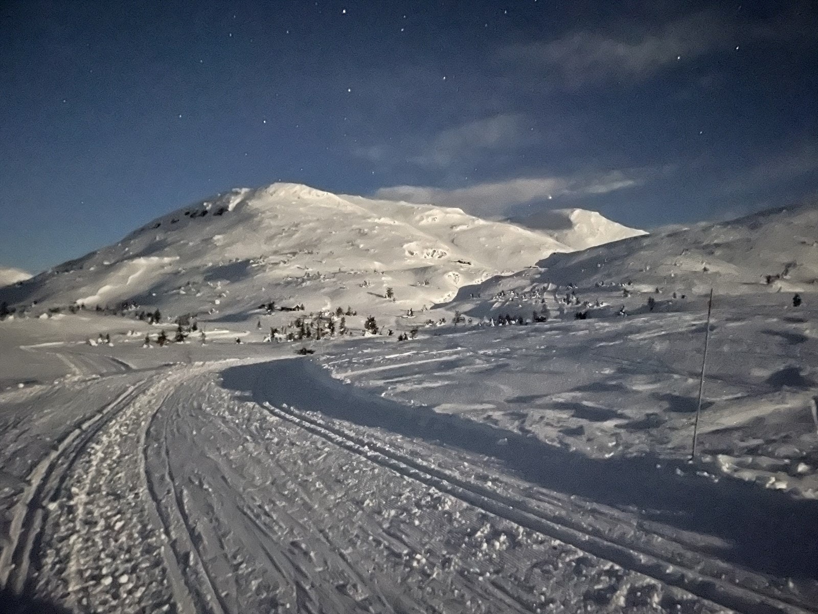 På vinteren har området oppkjørte skiløyper og Skisenteret tilbyr to heiser og fem nedfarter - her er det terrengpark, barnebakke og lysløype. Galleribilde