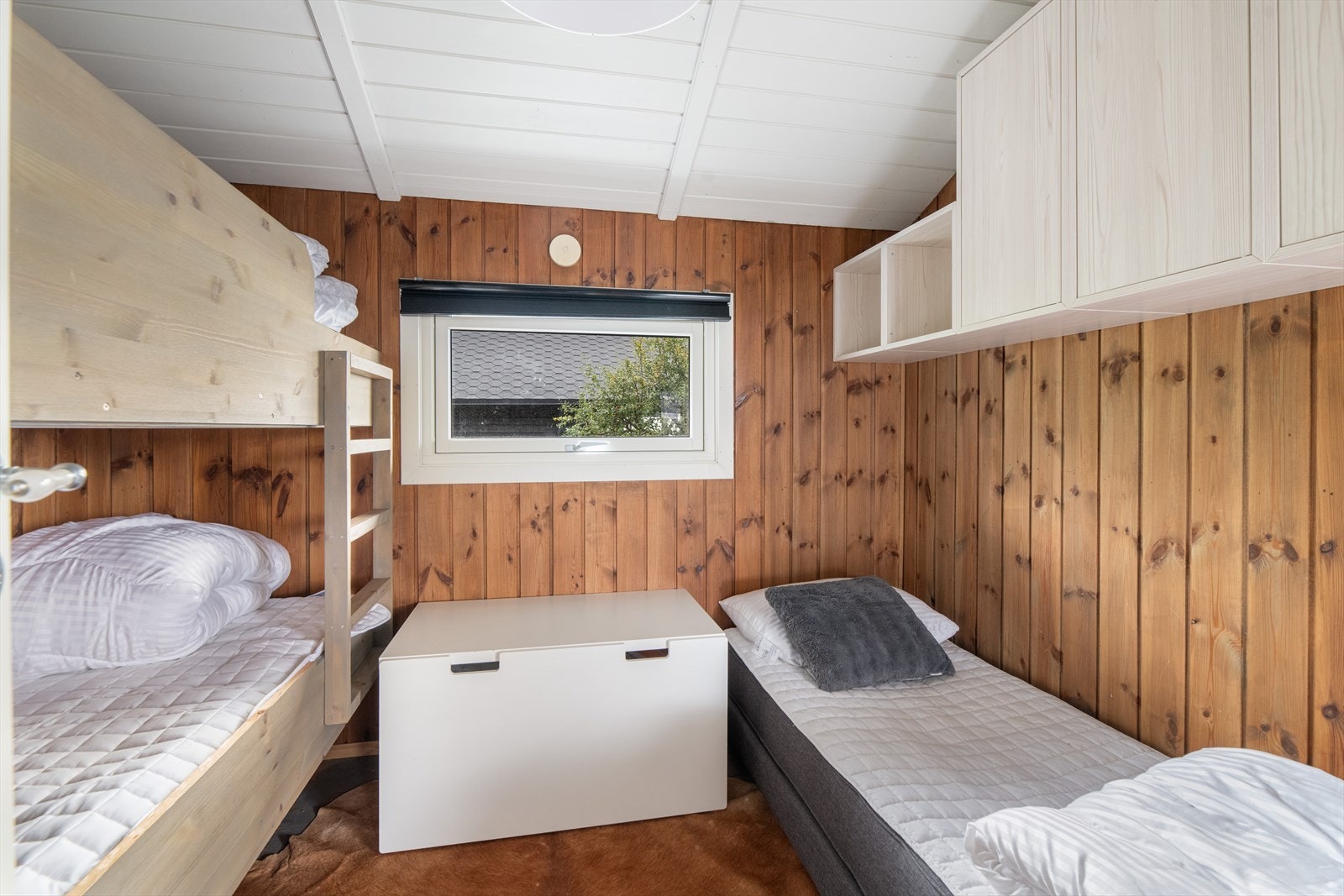 Soverommene ligger på hver sin side av hytta, ett ved kjøkkenet og ett ved inngangspartiet. Galleribilde