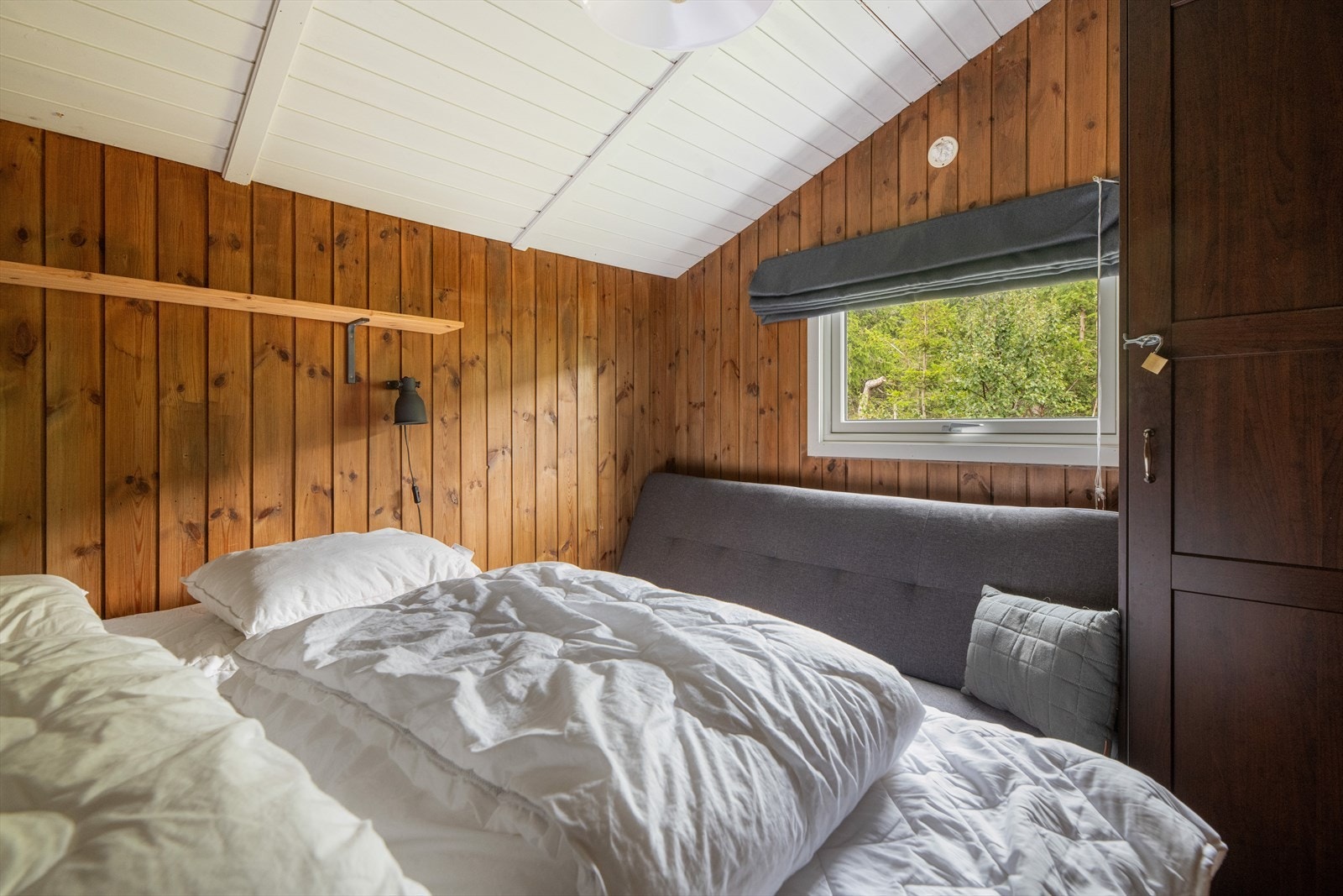 Hytta har to soverom med til sammen seks sengeplasser. Begge har garderobeløsning. Galleribilde