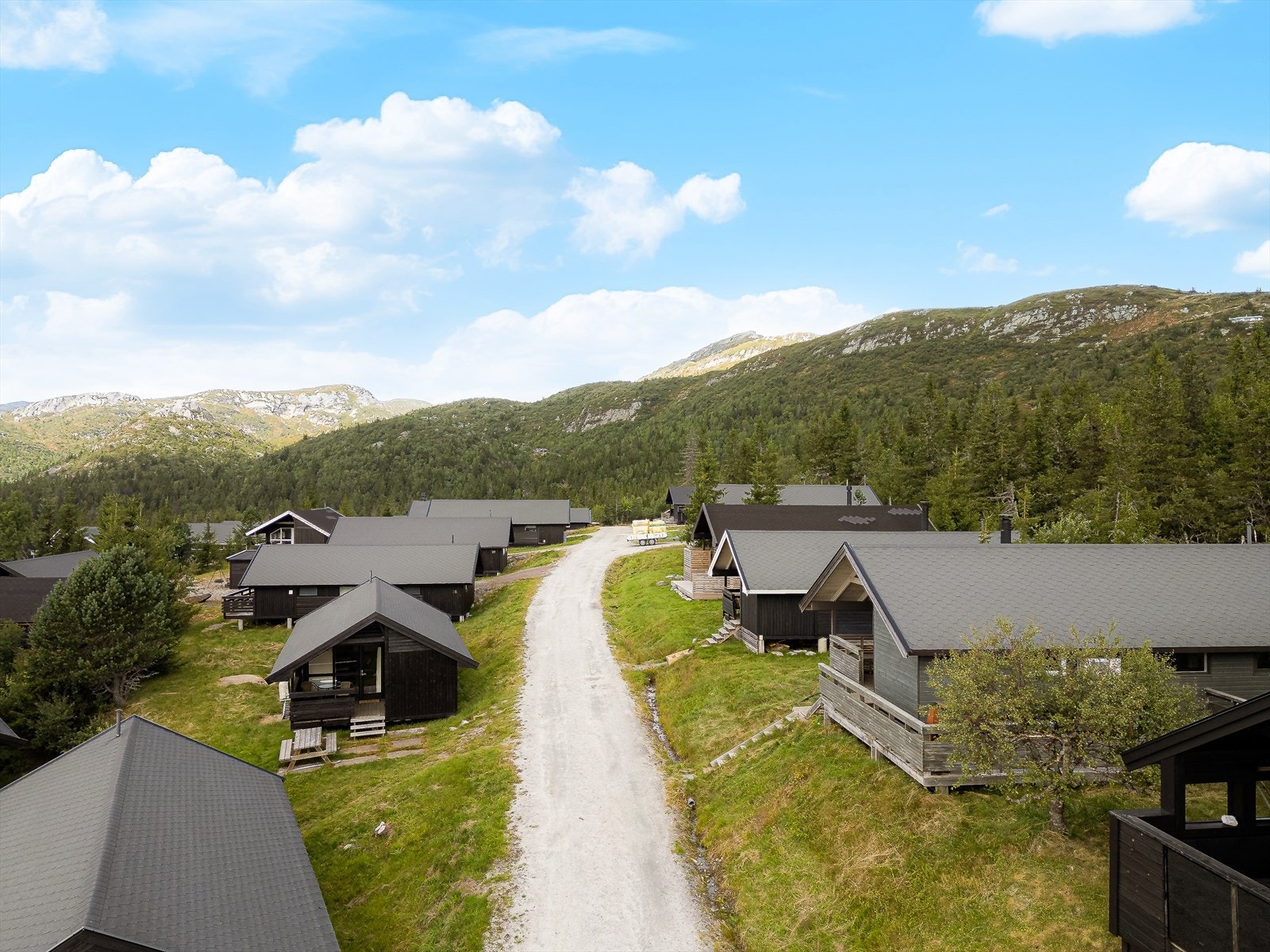 Hytta ligger solrikt til i et godt etablert hyttetun med ca. 50 hytter på Lifjelltunet ca. 780 moh. Galleribilde