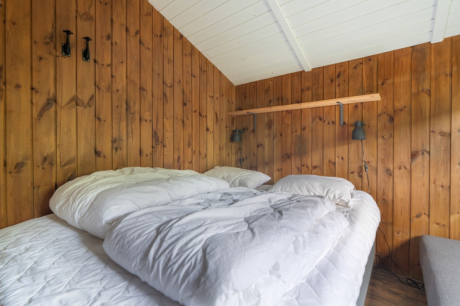 Det ene soverommet er innredet med dobbeltseng og sovesofa, mens det andre har køyeseng og enkel seng. Galleribilde