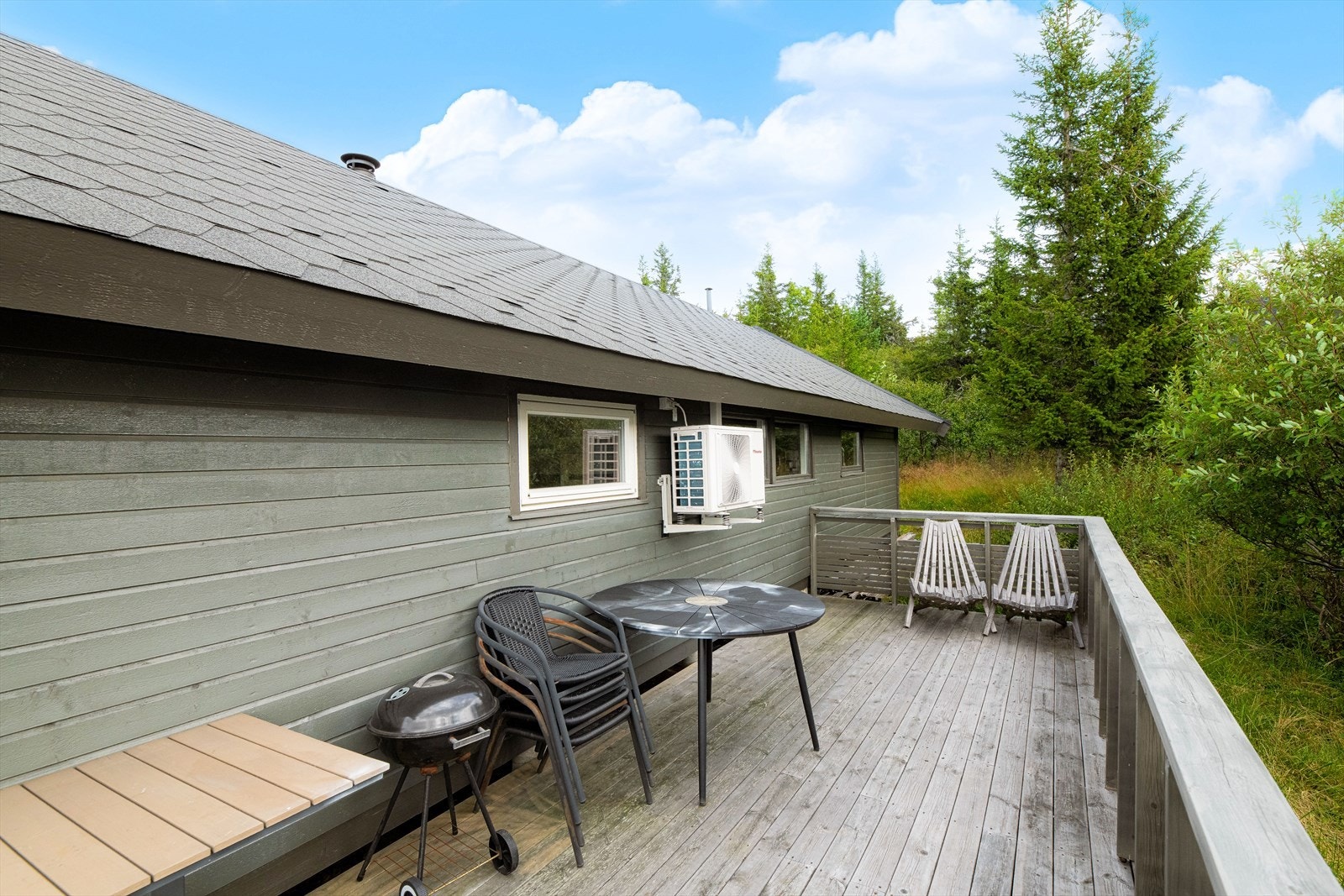 Det er også en stor, åpen terrasse mot sydøst med god plass til diverse møblement. Det er tilgang til bod fra terrassen. Galleribilde