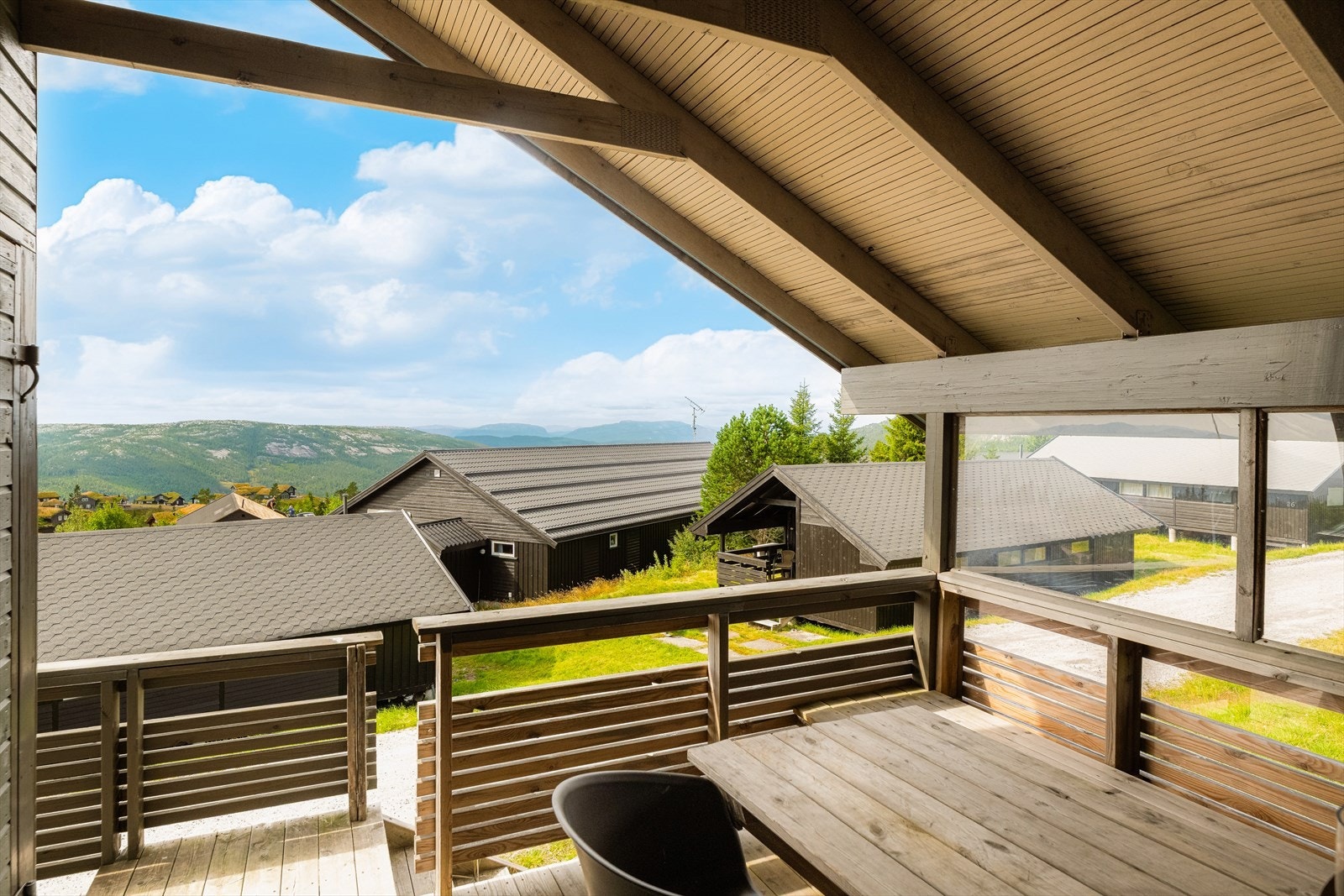 Lun terrasse hvor det er ettermiddagssol og nydelig utsikt. Galleribilde