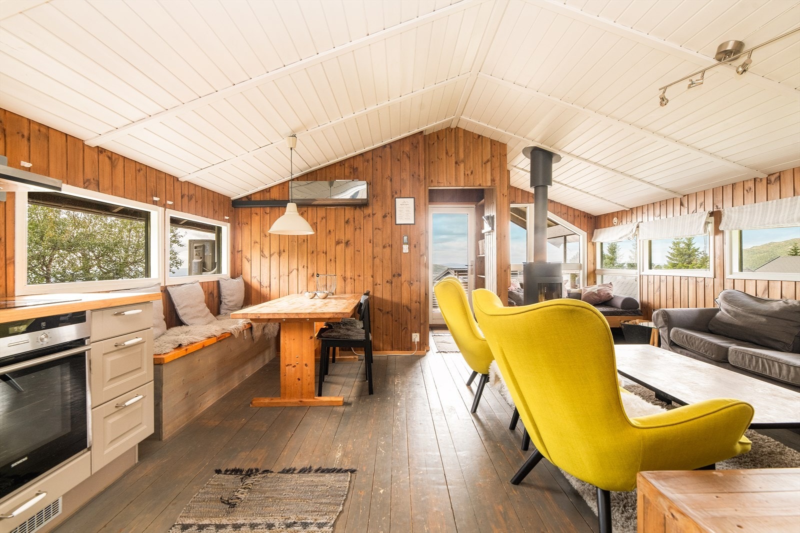 Hytta ble pusset opp i 2016, har gjennomgående god standard, og består av:
gang, stue med åpen kjøkkenløsning og integrerte hvitevarer, bad med varmekabler og to soverom med tilsammen seks sengeplasser. Galleribilde