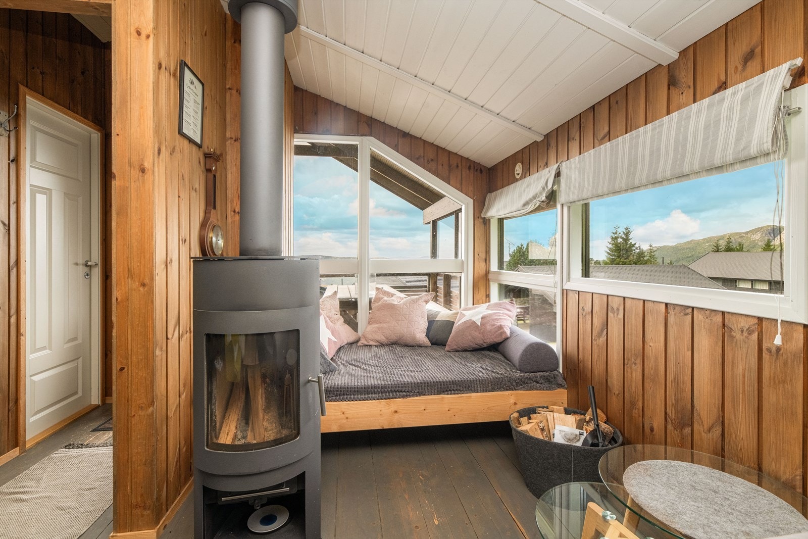 De mange vinduspostene tilfører godt med dagslys, og det er etablert en koselig plassbygget day-bed i vindusposten hvor man kan nyte flott utsikt. Galleribilde