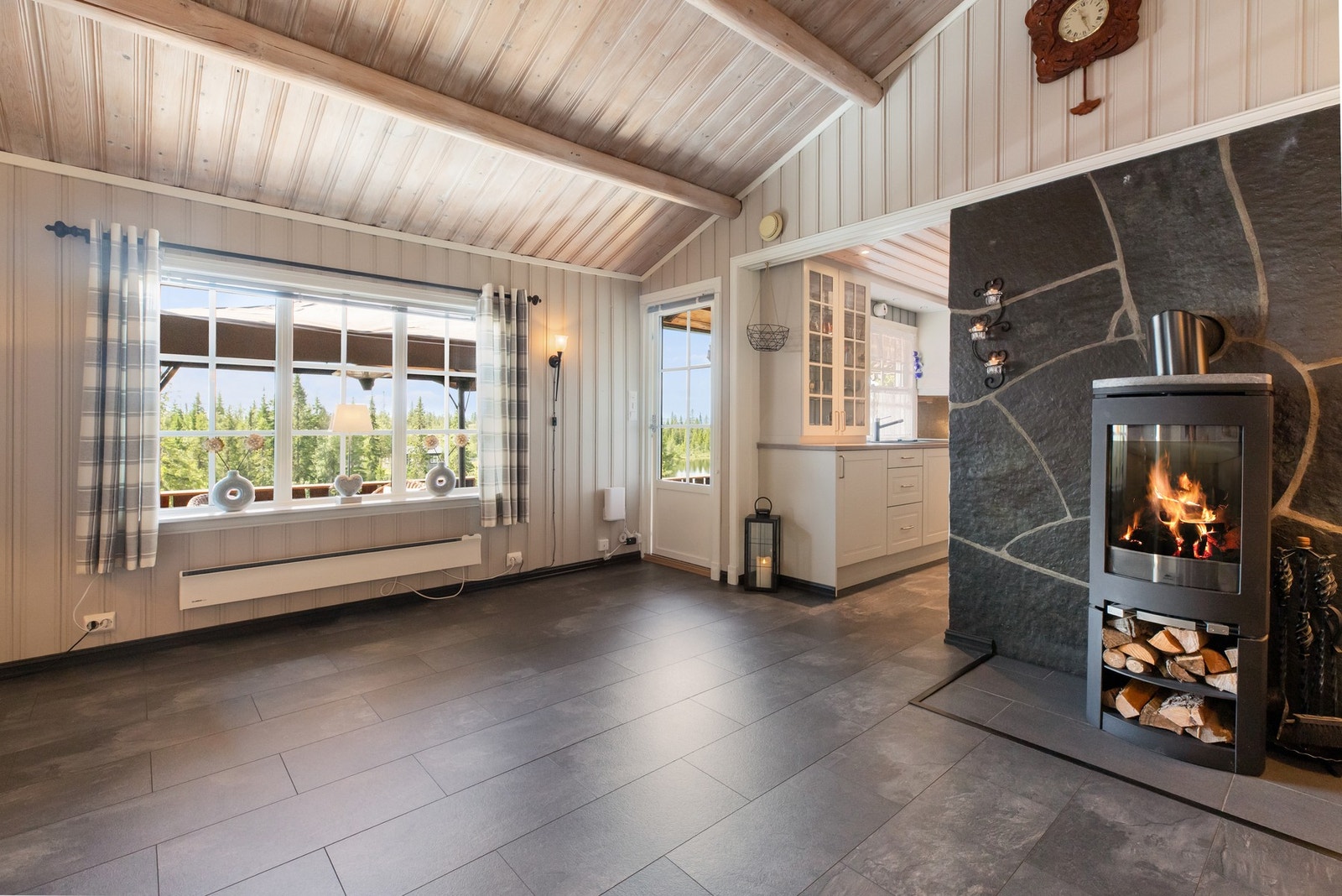 Peisovn plassert i stuen gir en god varme, samt hyggelig stemning til rommet. Adkomst ut til terrasse Galleribilde