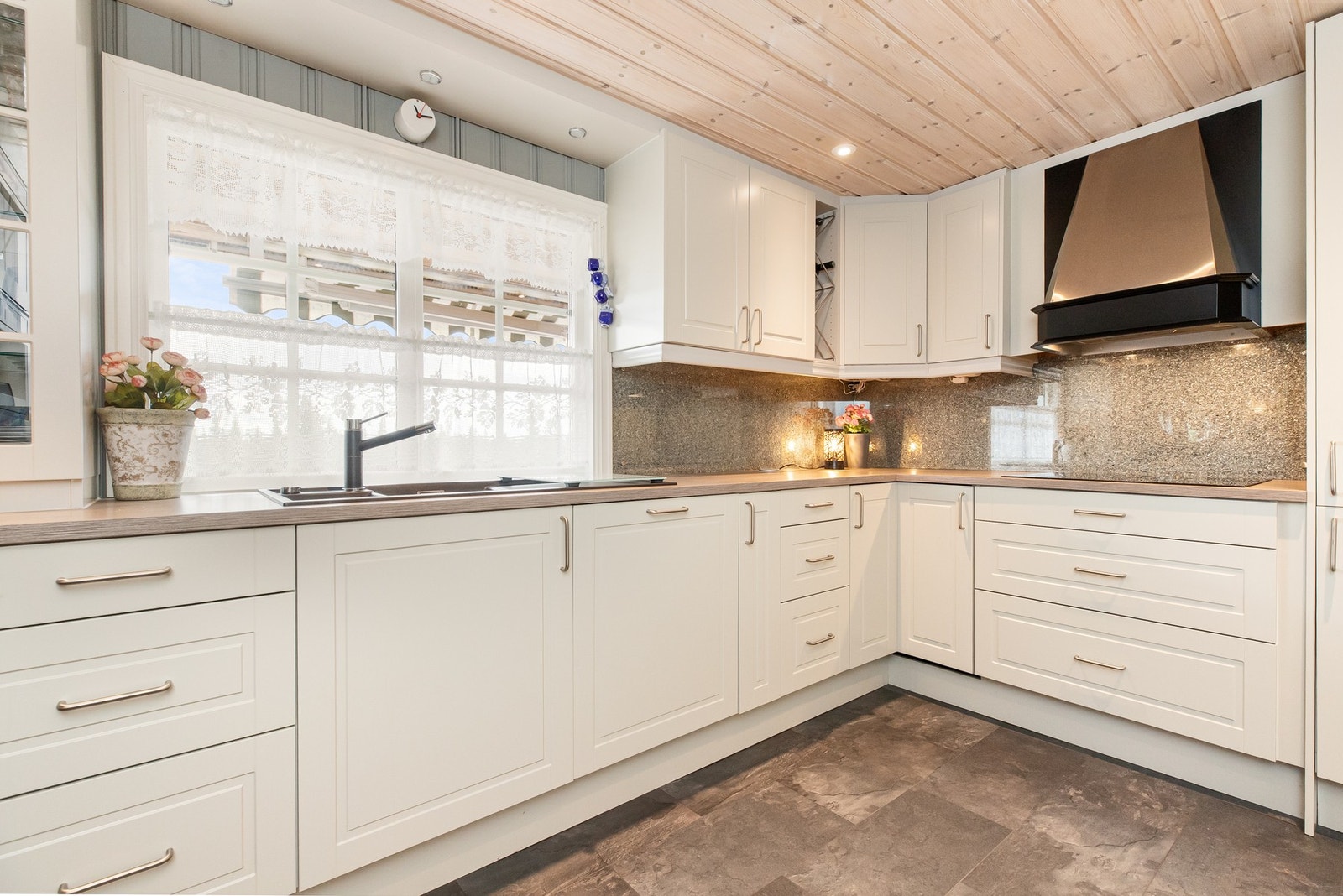 Lyse profilerte fronter i en lys fargetone. Godt med skap- og benkeplass. Galleribilde