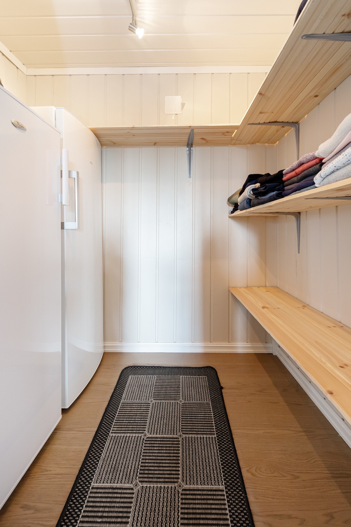 Boden har plassbygde hyller, det er også plass til fryseskap og kjøleskap Galleribilde