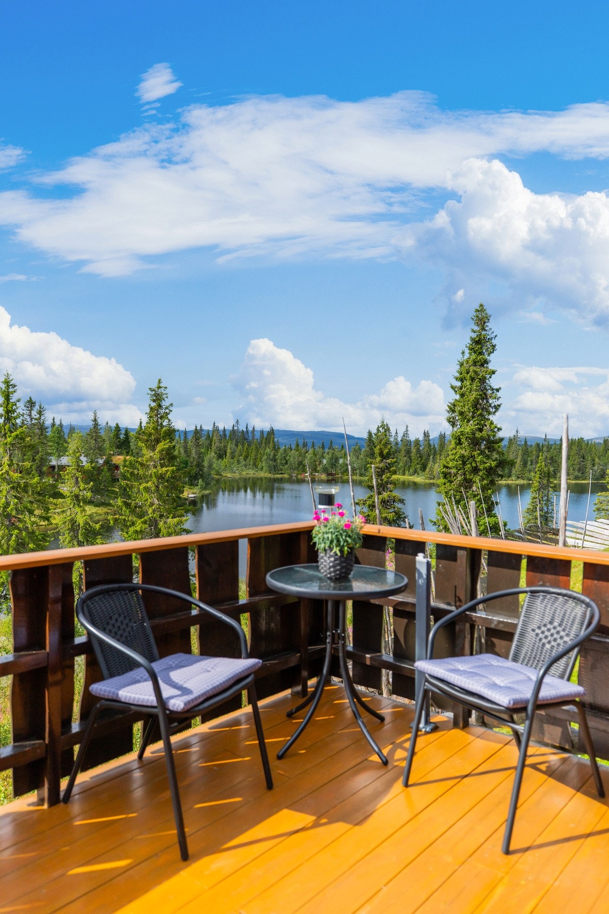 En flott utsikt mot blant annet Skåletjernet. Her kan det friste ta seg en dukkert på fine dager eller prøve fiskelykken Galleribilde