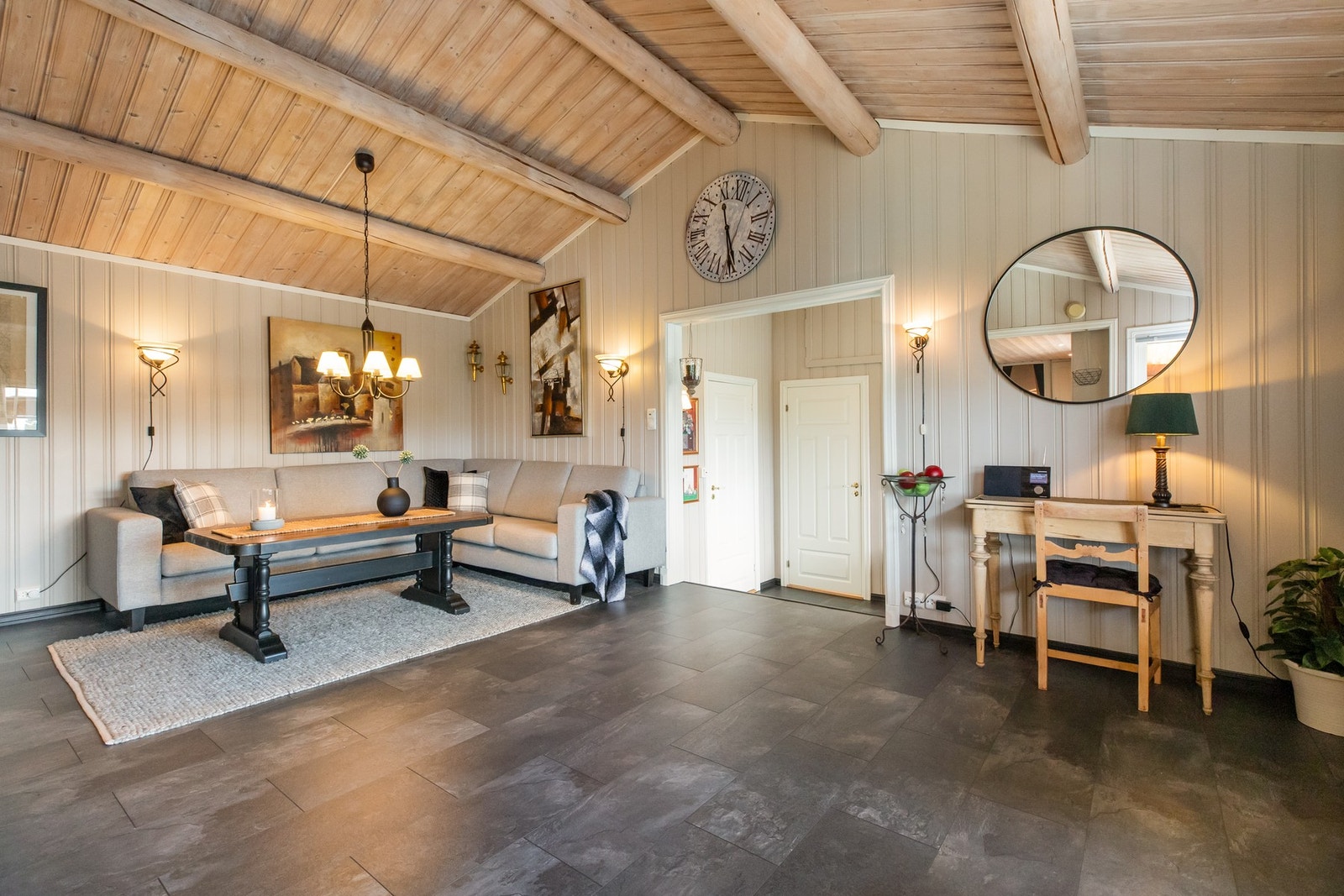 Veggene er malt i en lys fargetone og bidrar til en god romfølelse Galleribilde