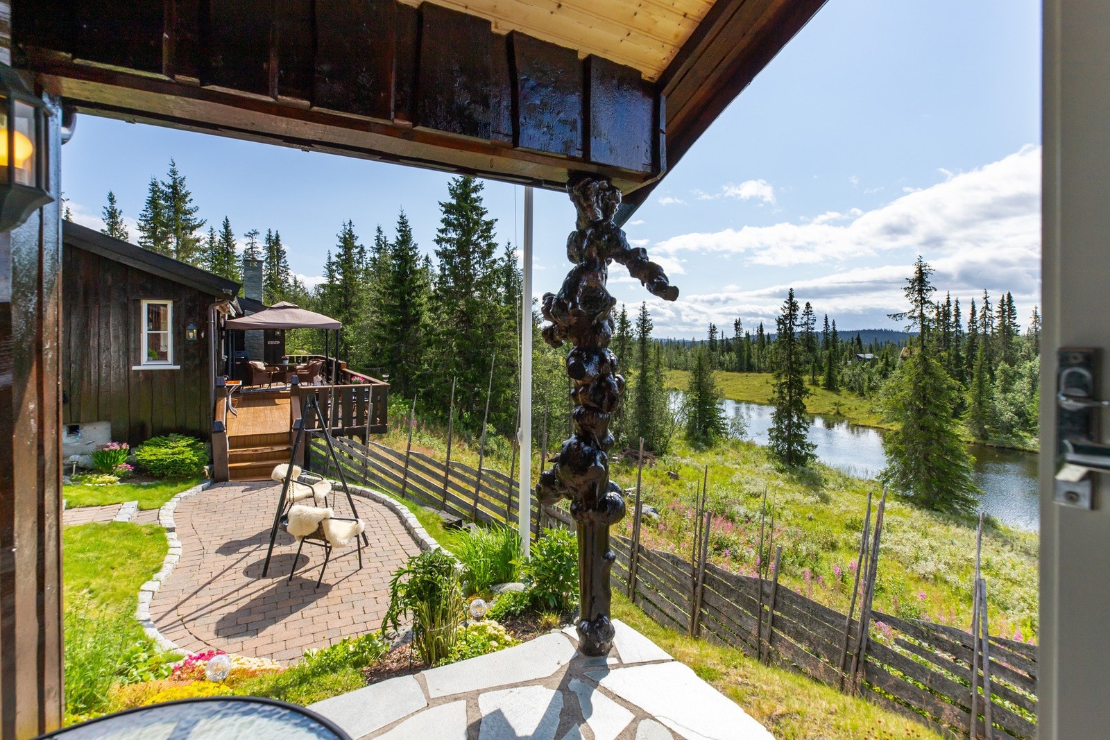 Terrassen med utgang fra spisestuen i annekset Galleribilde