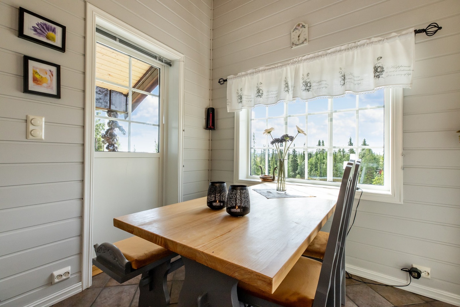 Adkomst ut til en liten terrasse fra spisestuen Galleribilde