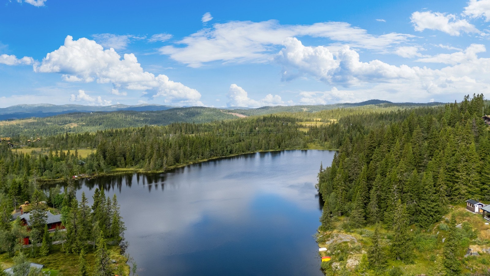 Spåtind byr på flotte fjellturer og fantastisk utsikt. Det er også oppmerkede turstier inn til bl.a. Synnefjell Galleribilde