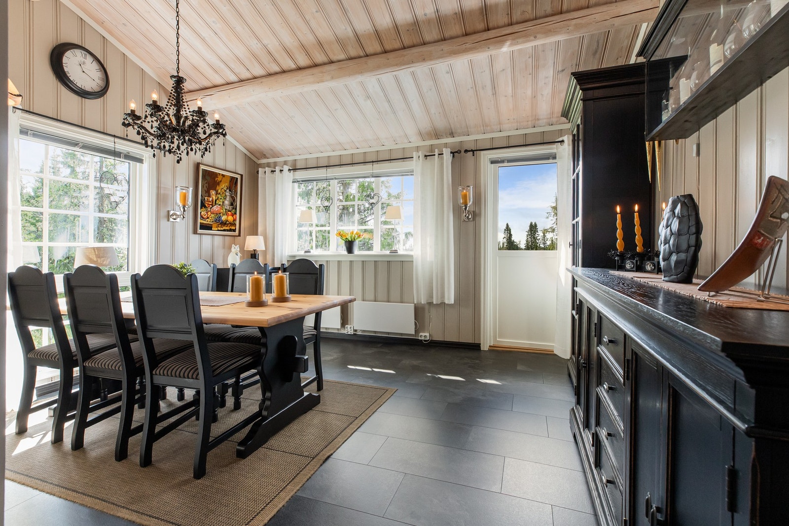 Innenfor stuen finner man spisestuen - her er det plass til å samle familien for hyggelige måltider Galleribilde