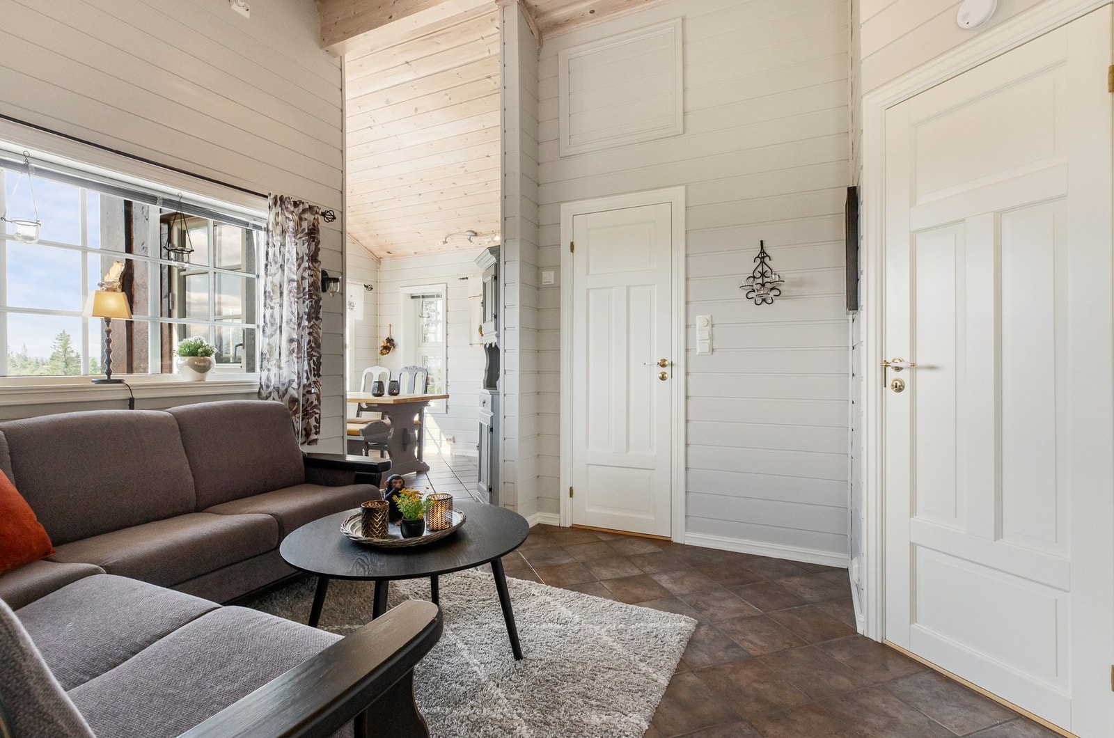 Stuen har god takhøyde og er med delvis åpen løsning mellom rommene Galleribilde