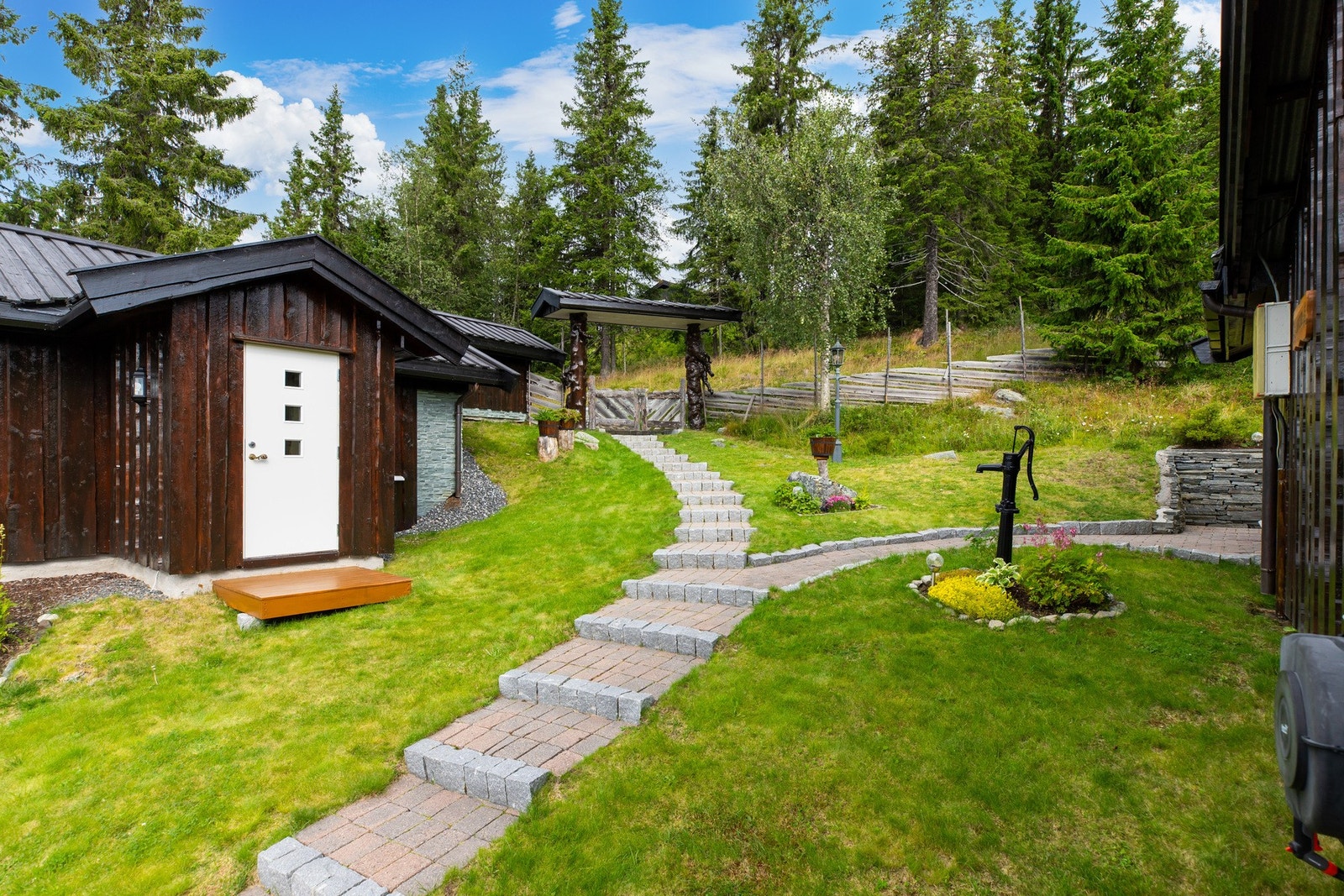 Eiendommen ligger i vakre omgivelser på ca. 895 moh Galleribilde