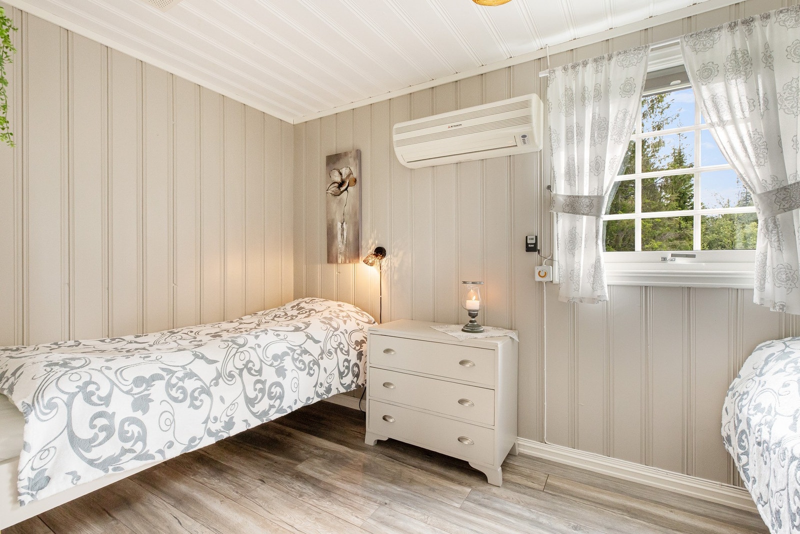 Hytta har to soverom. Dette rommet med varmepumpe Galleribilde