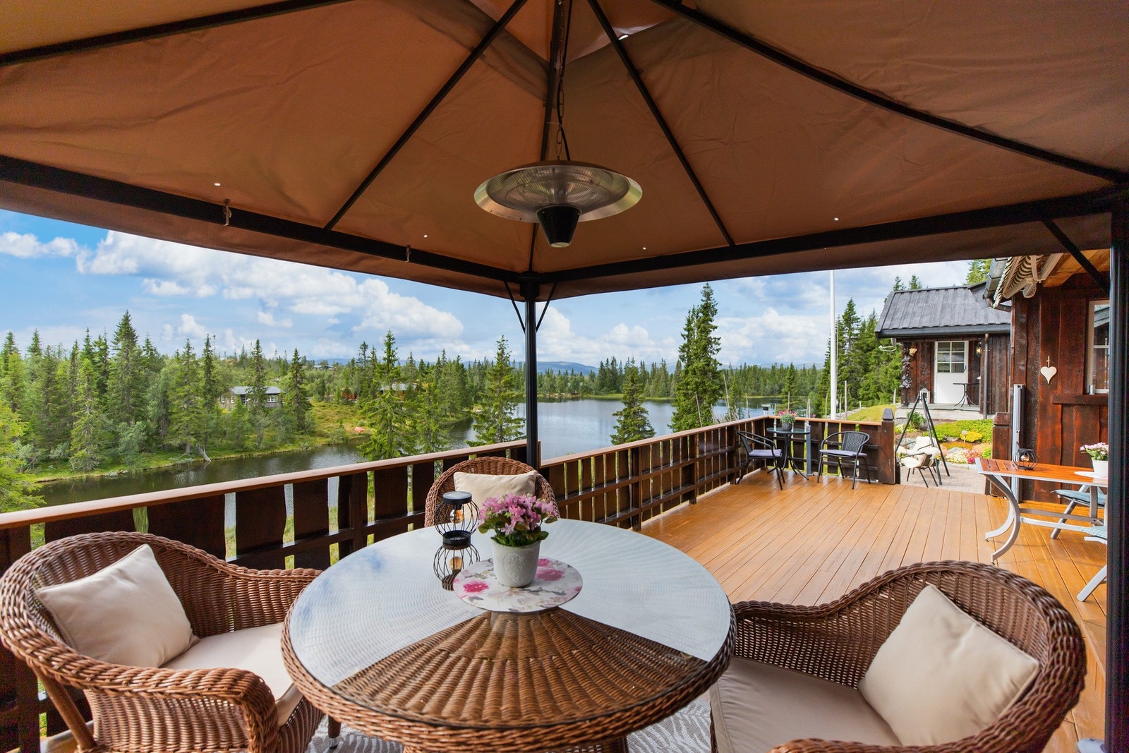 God plass til flere sittegrupper og andre utemøbler Galleribilde