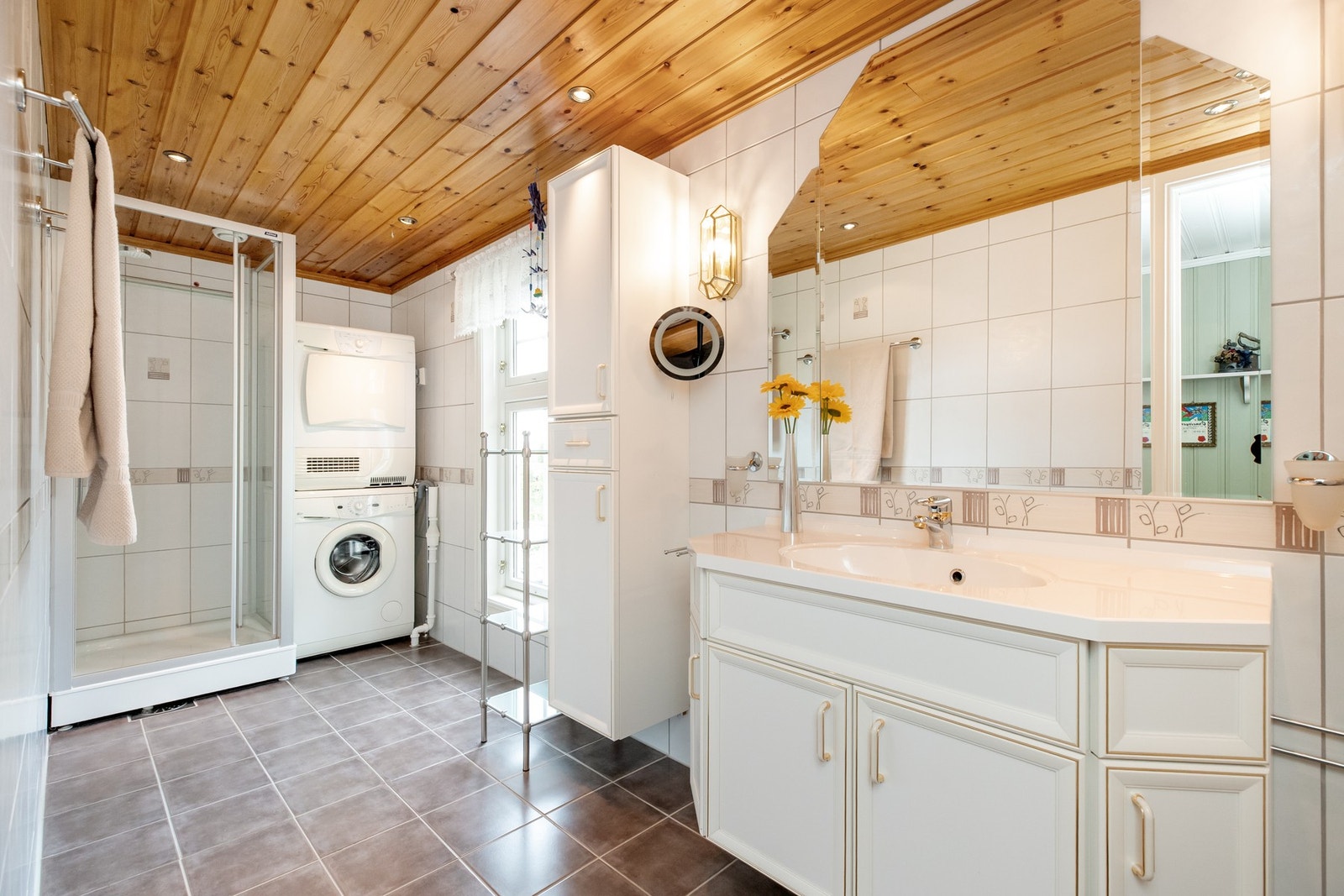 Badet har flislagte overflater på vegger og gulv Galleribilde