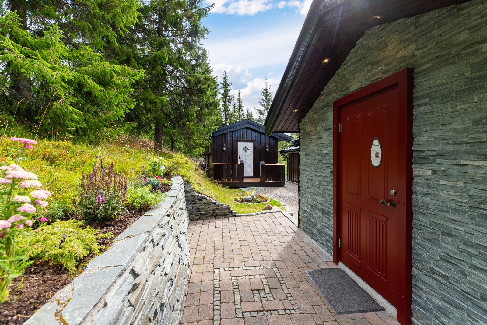 Flere pene detaljer ute - innbydende inngangsparti Galleribilde