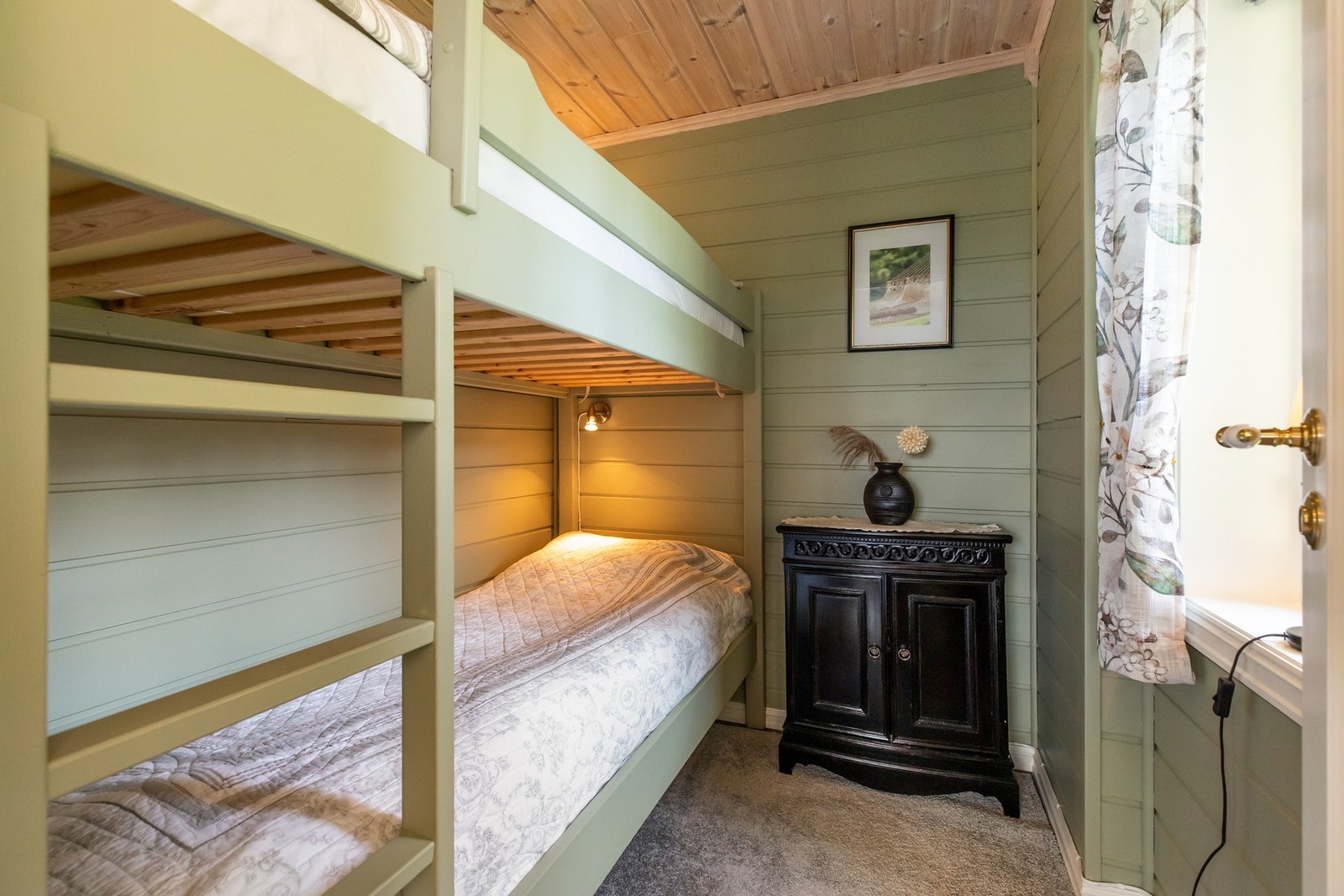 Det andre soverommet er innredet med enkel køyeseng og mindre kommode Galleribilde