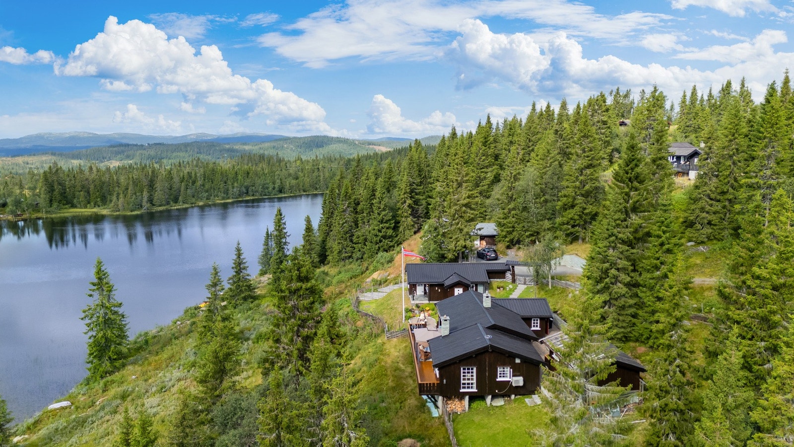 Fra tunet er det ca. 50 meter ned til Skåletjednet hvor det kan friste å bade på fine sommerdager eller fiske om man vil teste fiskelykken Galleribilde