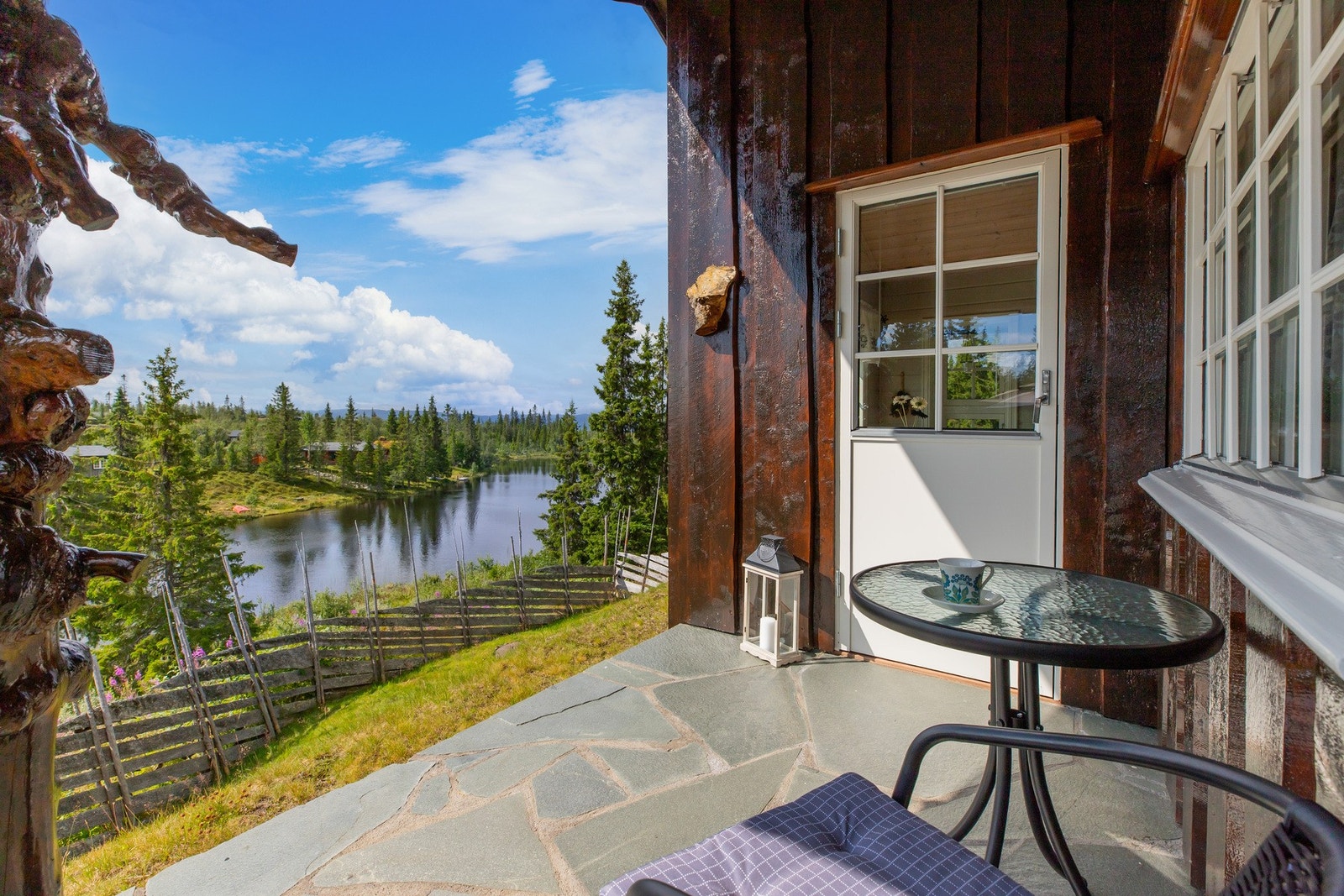 Skigard rundt deler av tomten Galleribilde