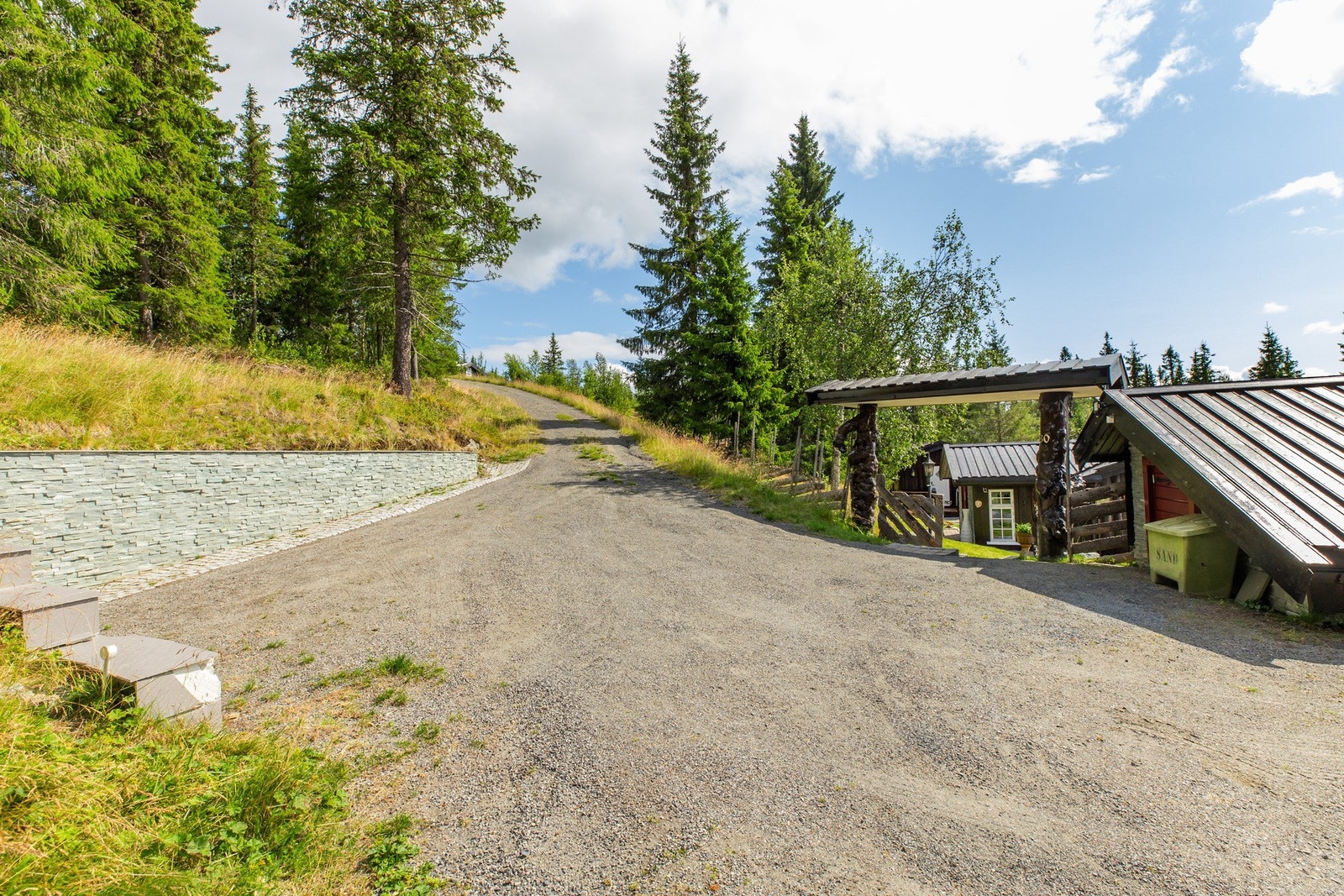 Opparbeidet plass til parkering utenfor Galleribilde