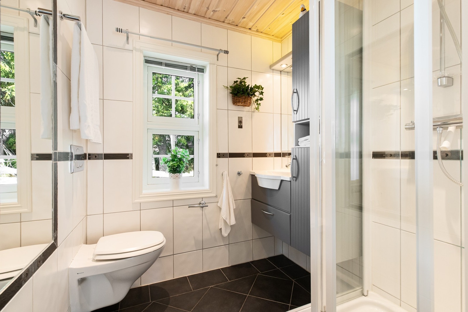 Komplett bad med flislagte overflater på vegger og gulv Galleribilde