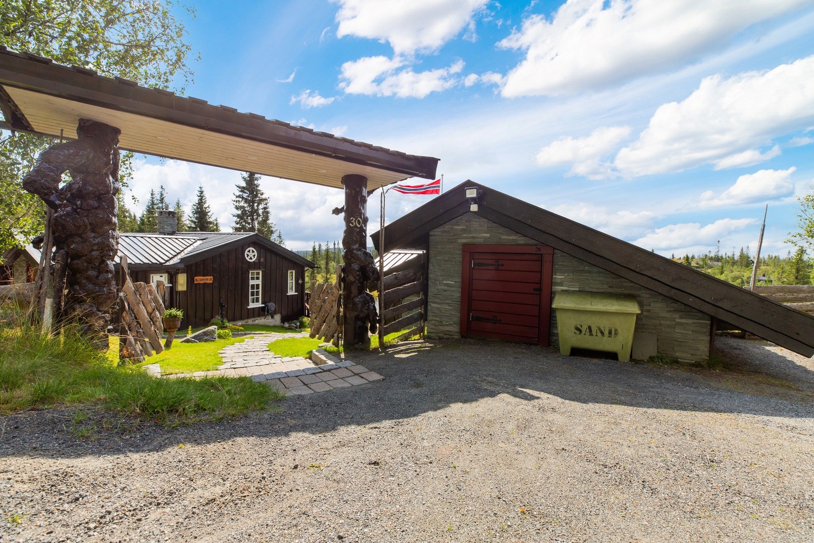 På utsiden av porten er det et lite skjul med plass til ekstra lagring Galleribilde