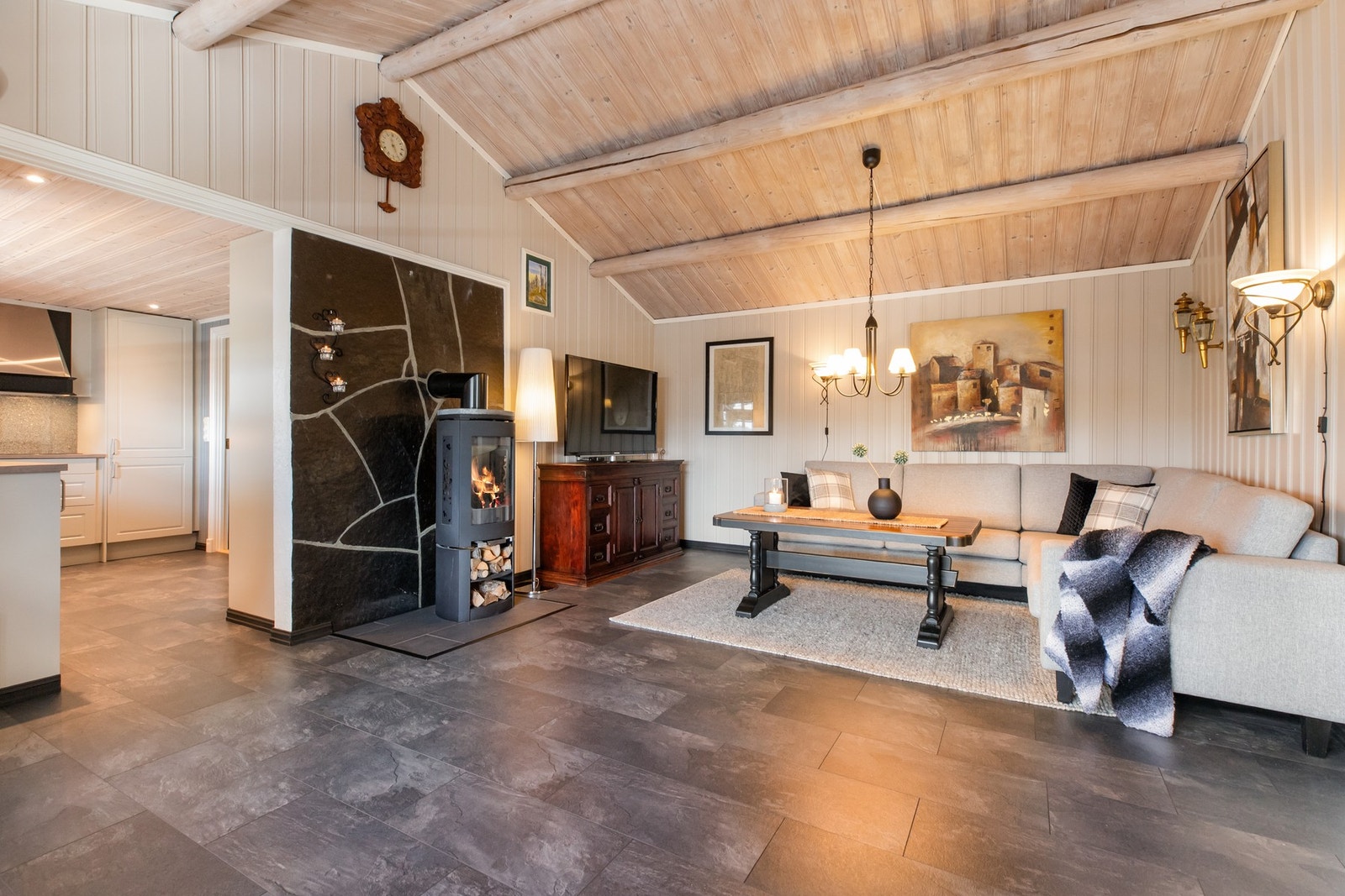 Stuen har god takhøyde med synlige tømmeråser Galleribilde