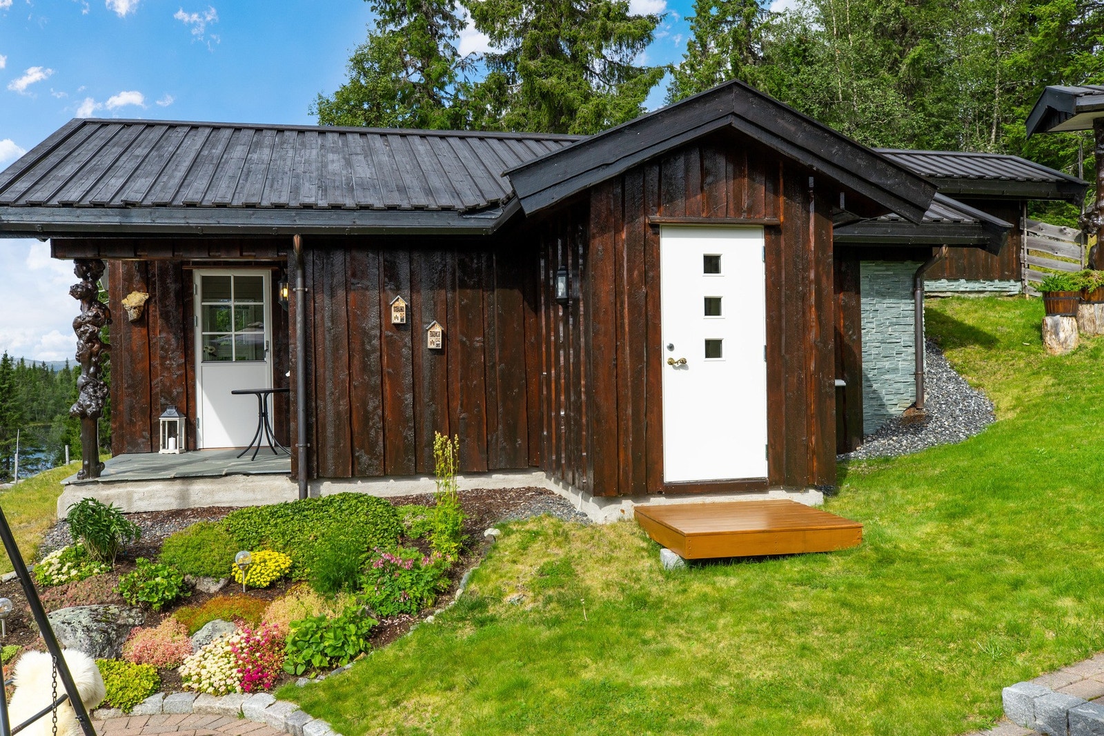 Annekset er bygd i 2005 og passer fint som gjestehytte eller om man vil være flere generasjoner Galleribilde