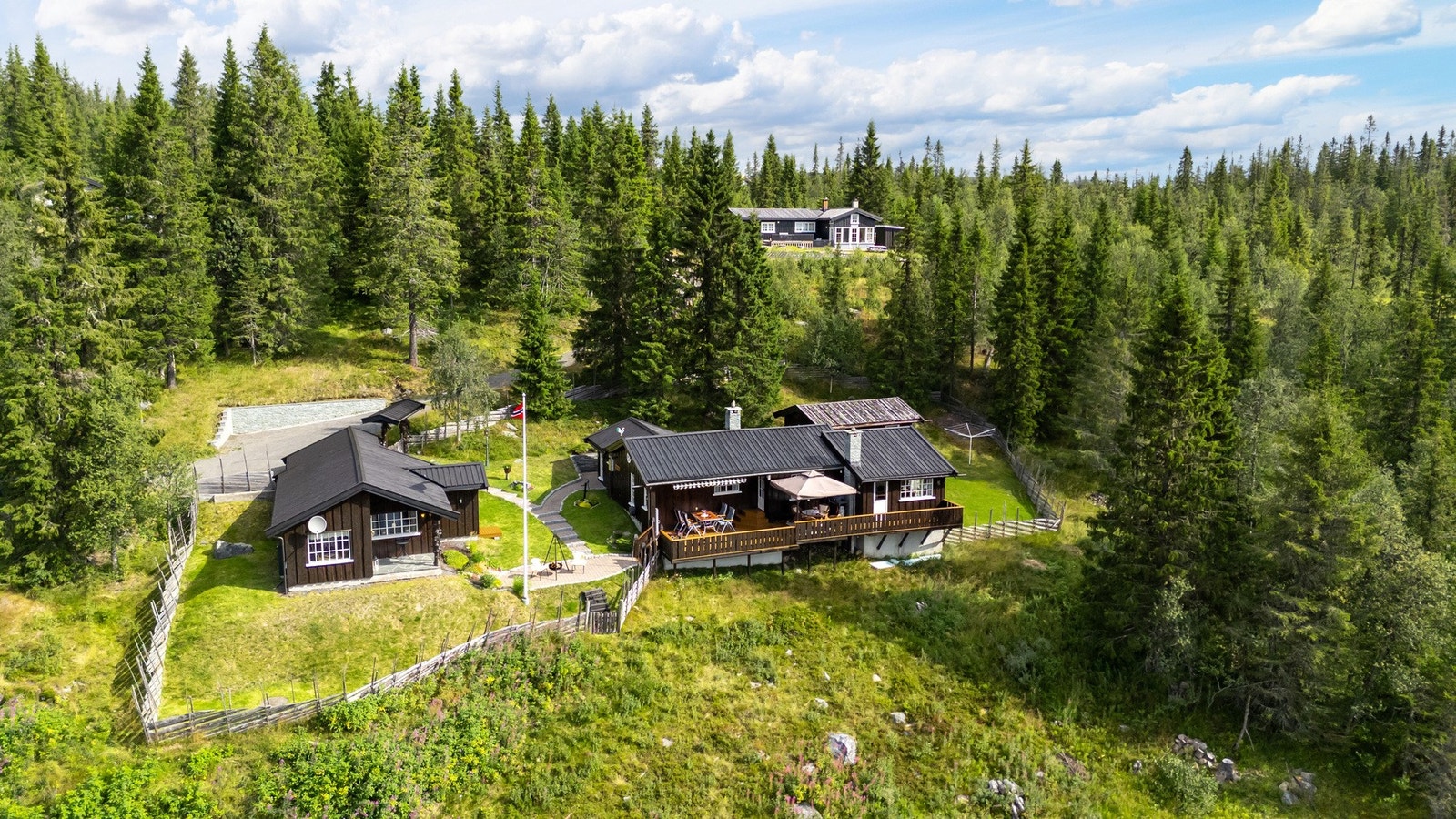 Et pent opparbeidet tun med flere fine detaljer - her er det virkelig innbydende velkomst Galleribilde