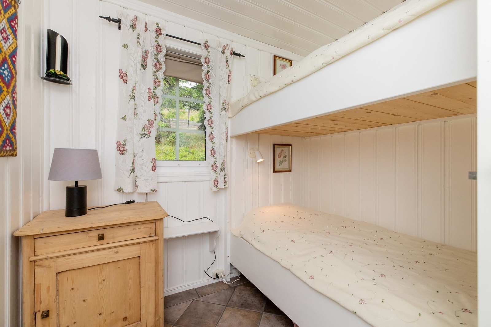 Det andre rommet med plassbygd enkel køyeseng Galleribilde