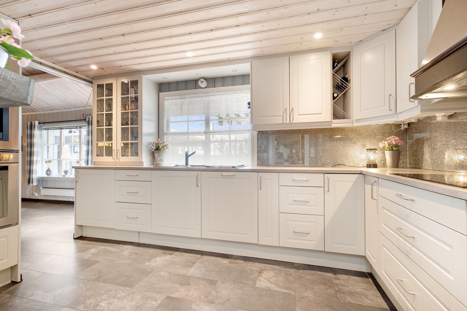 Videre inn til et flott kjøkken oppgradert i 2013 Galleribilde