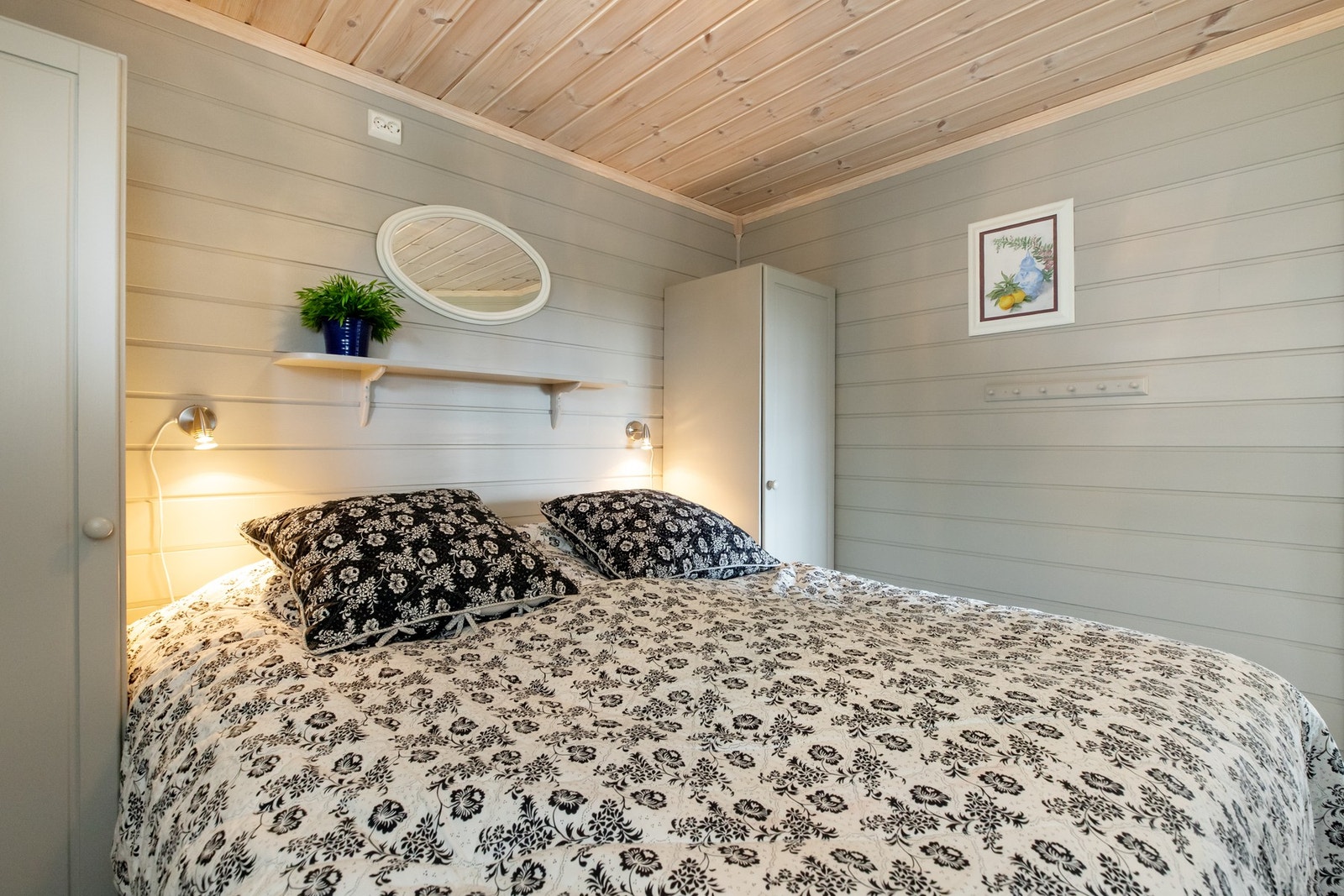 Dette med plass til dobbelseng og garderobeskap på hver side av sengen Galleribilde