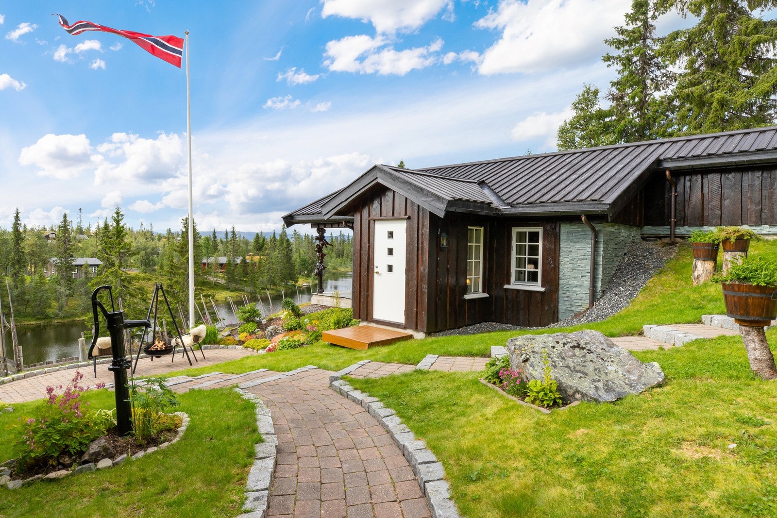 Eiendommen ligger fint til med flott utsikt til vann og gode solforhold. Flott opparbeidet uteområde Galleribilde