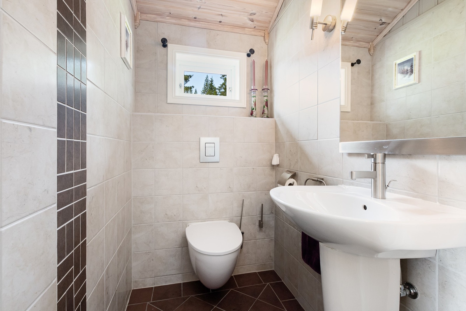 Separat toalettrom med flislagte overflater på gulv og vegg Galleribilde