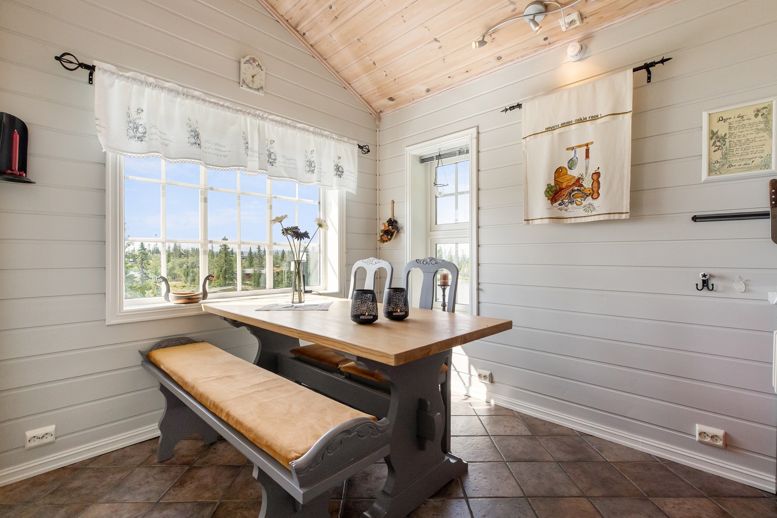 Videre inn til en liten spisestue Galleribilde