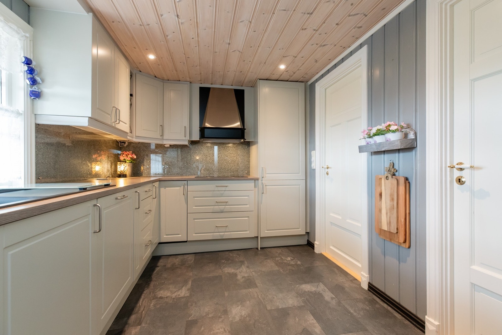 Integrerte hvitevarer følger med salget. Galleribilde