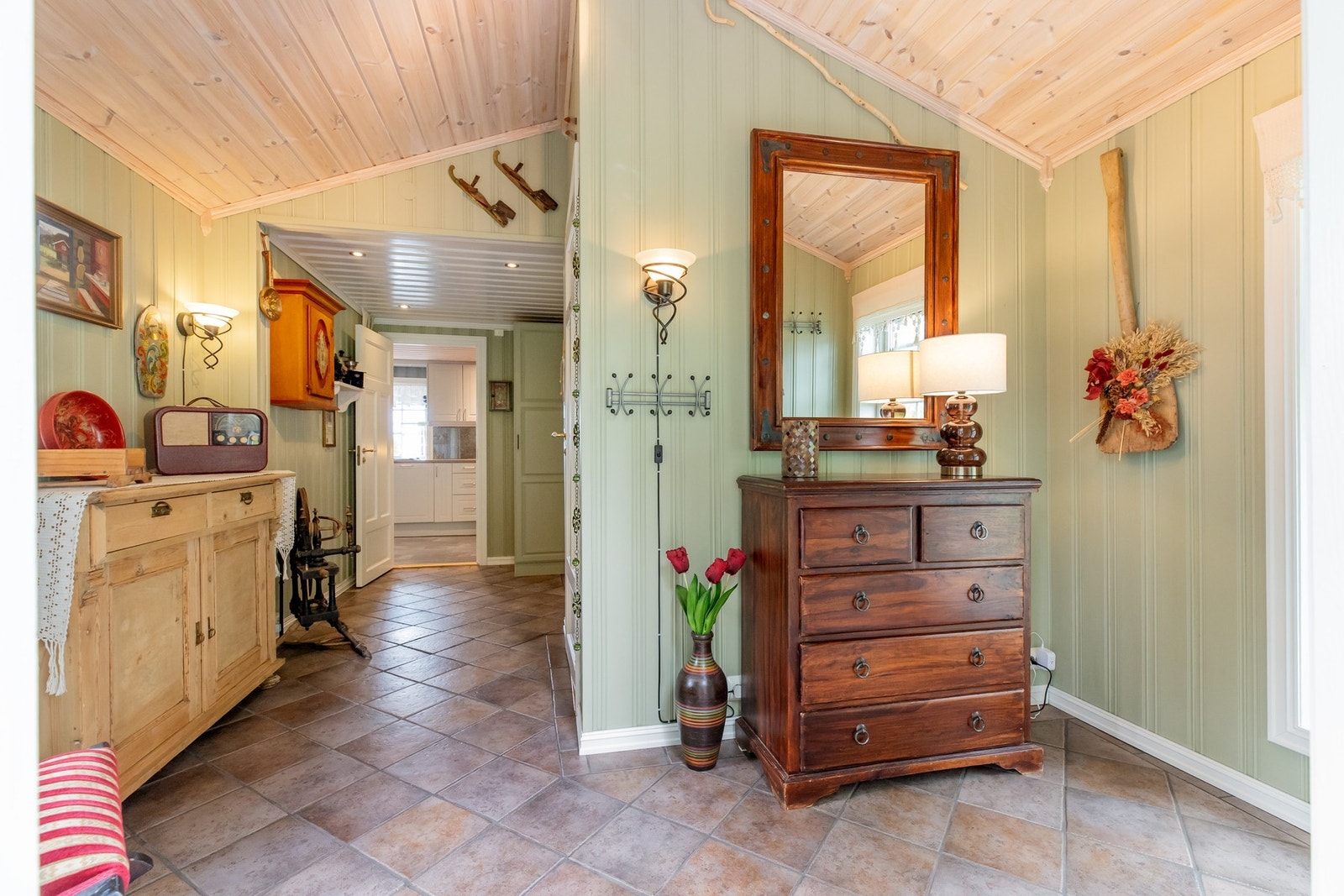 Her har man plass til oppbevaring av yttertøy og sko Galleribilde