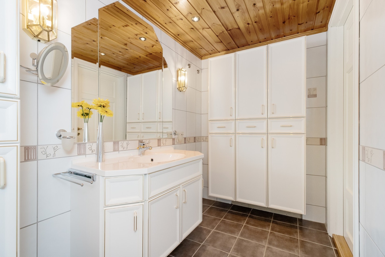 Innredning med god skapplass, nedfelt servant i benk Galleribilde