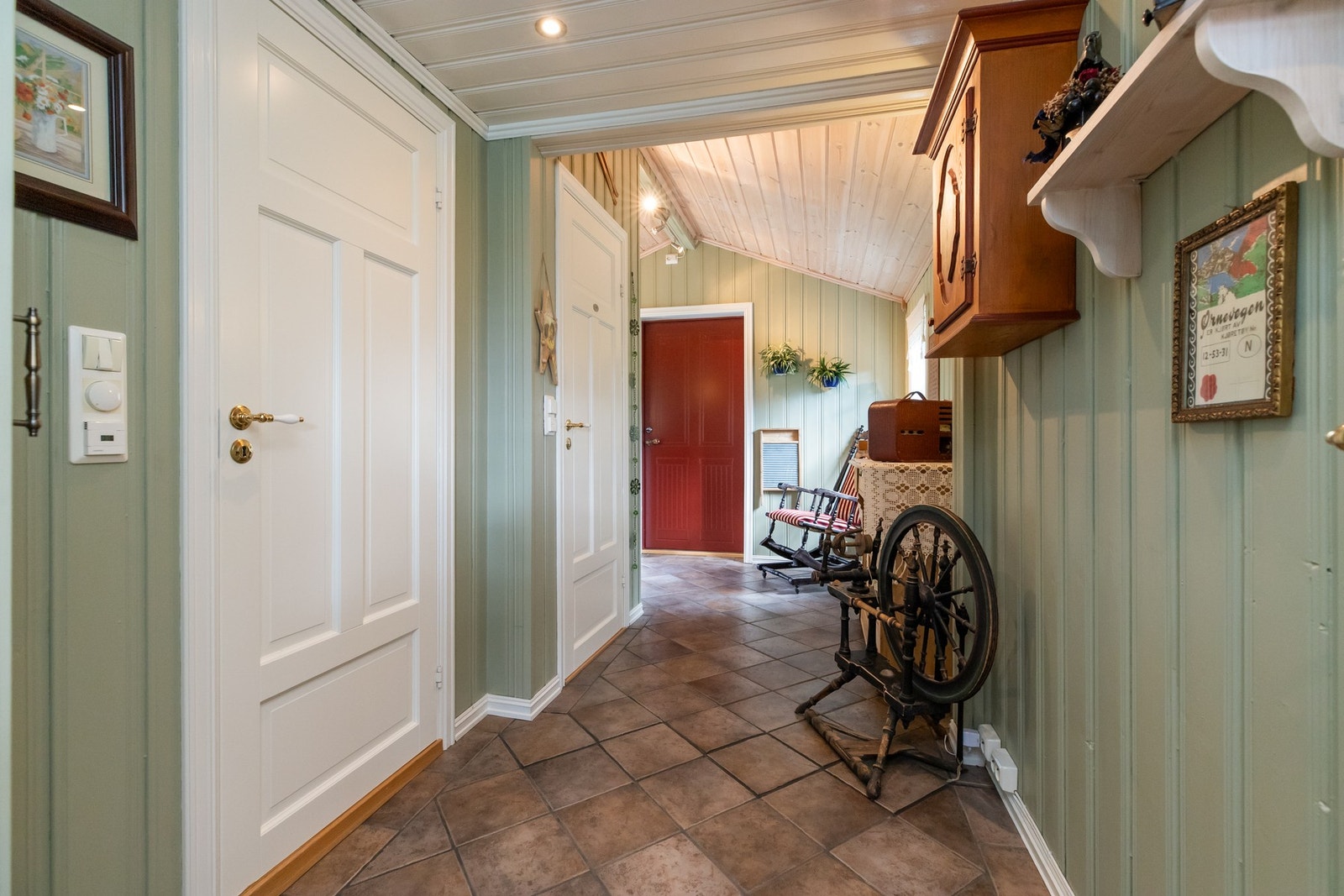 Tilbake i entréen finner man bad og separat toalettrom Galleribilde