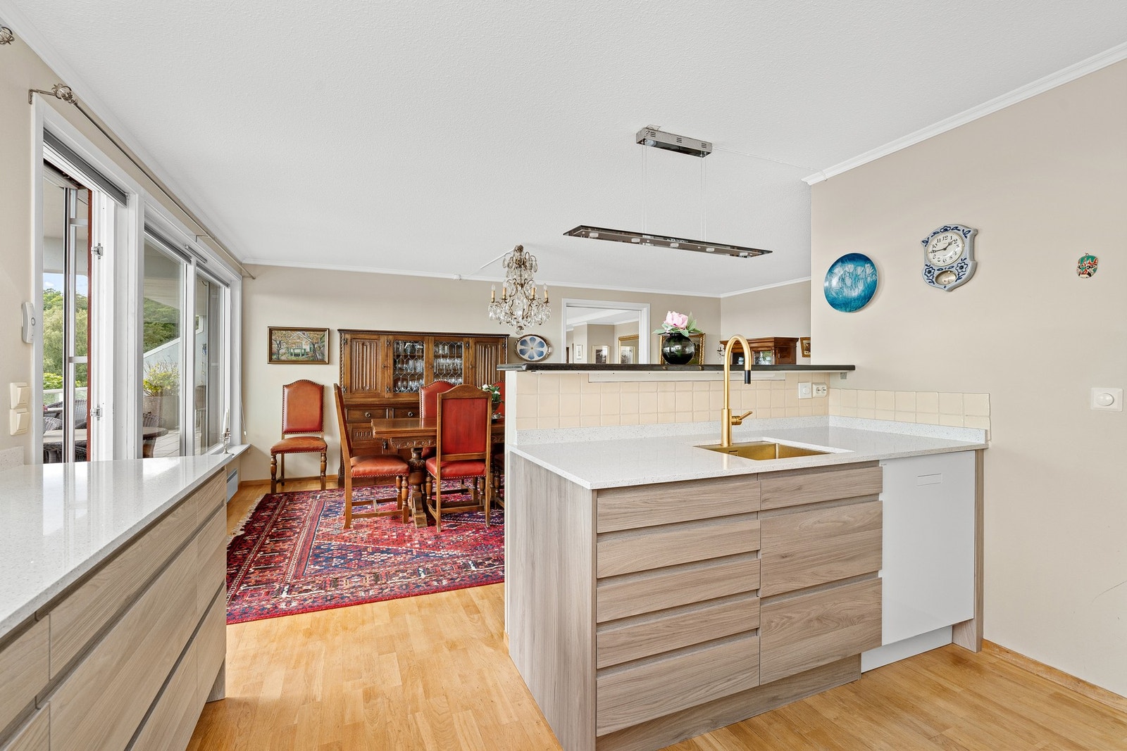 God plass til langbord / spisestue i forbindelse med kjøkkenet - Herfra er det også utgang til den store solrike terrassen Galleribilde