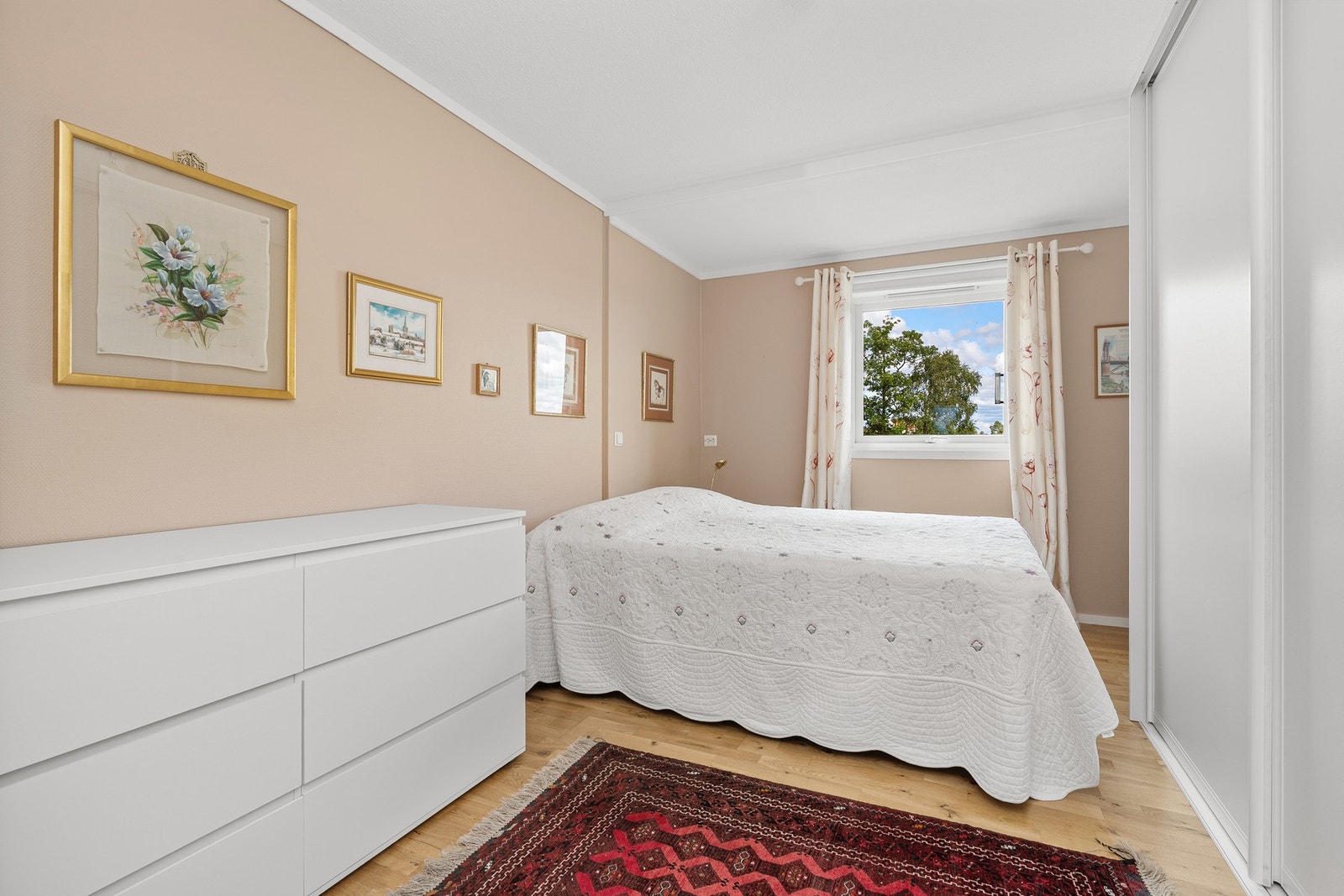 Soverom med skyvedørsgarderobe Galleribilde